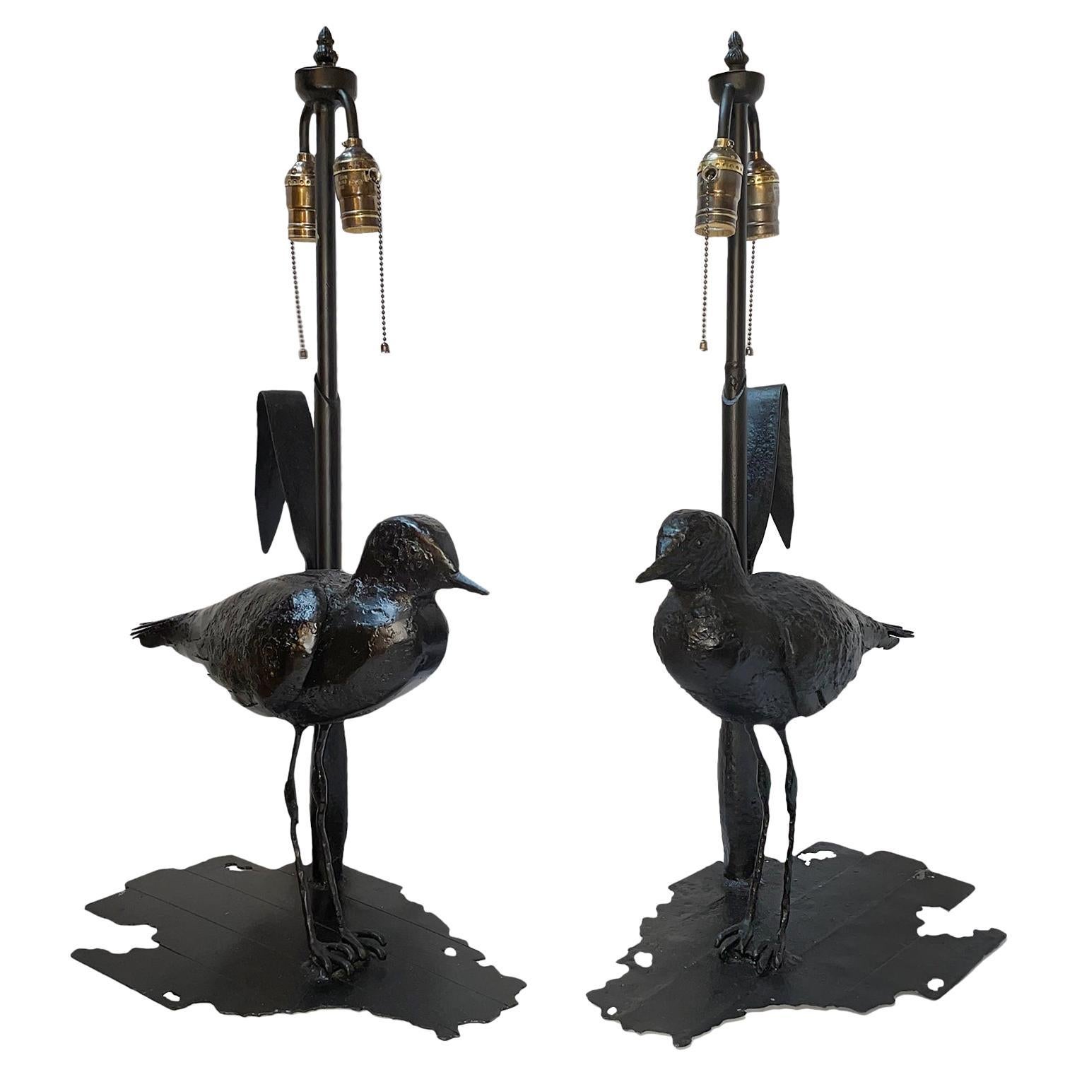 Paar skulpturale Tischlampen aus Eisen mit Vögeln