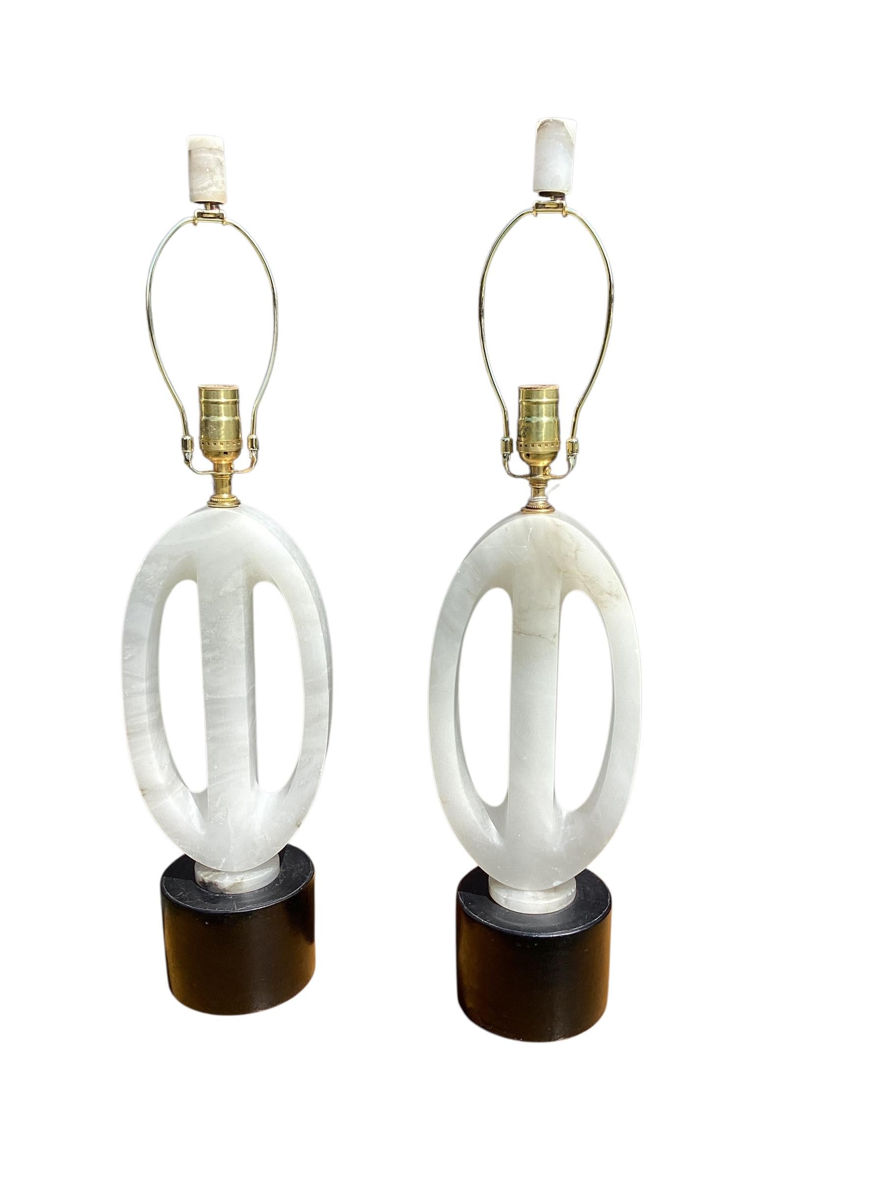 Magnifique paire de lampes sculpturales en albâtre italien. De forme ovoïde, ces lampes sont montées sur un socle rond recouvert de vinyle. Une paire de lampes exceptionnelle qui fera sensation dans n'importe quel environnement. Les lampes mesurent