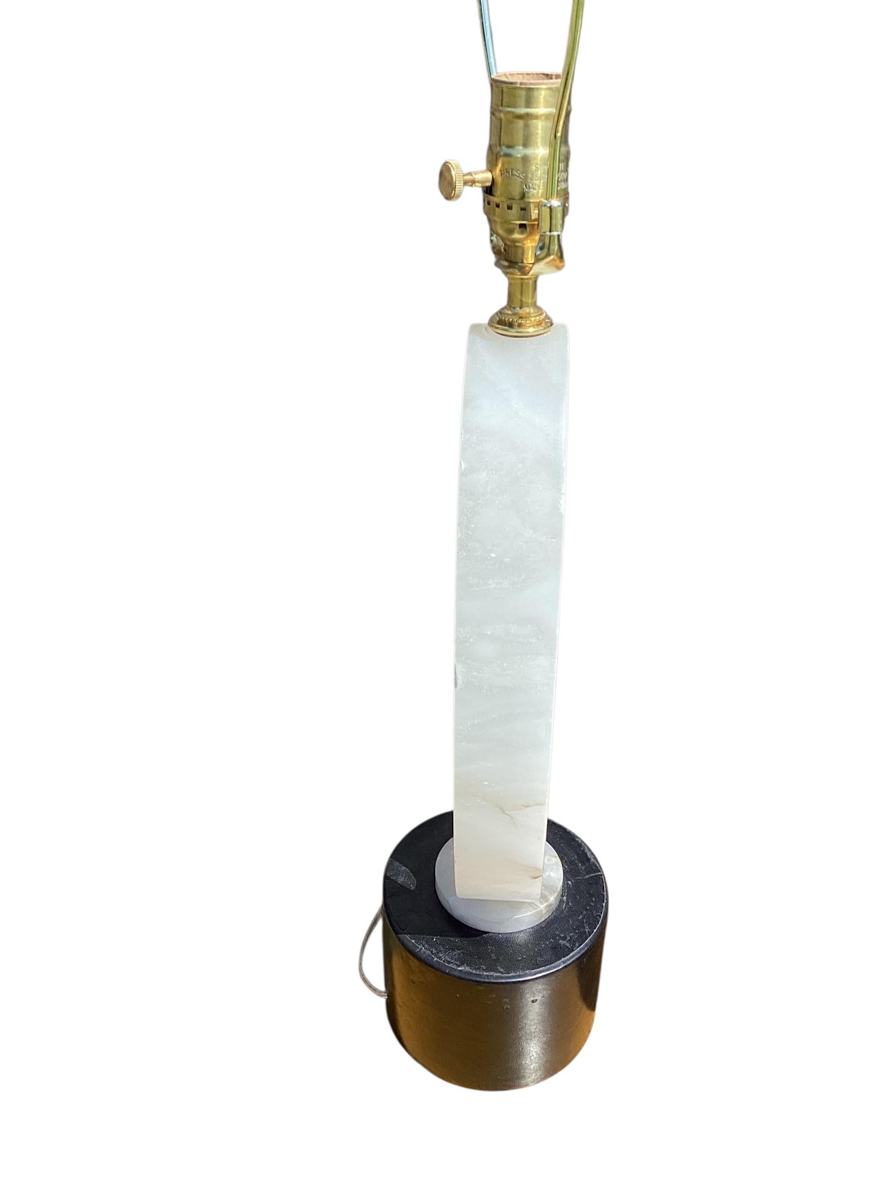 Imitation cuir Paire de lampes sculpturales en albâtre italien en vente