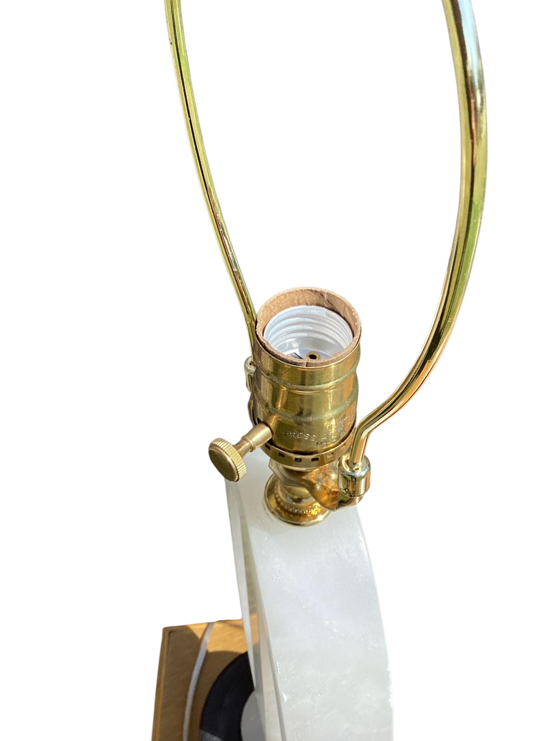 Paire de lampes sculpturales en albâtre italien en vente 1
