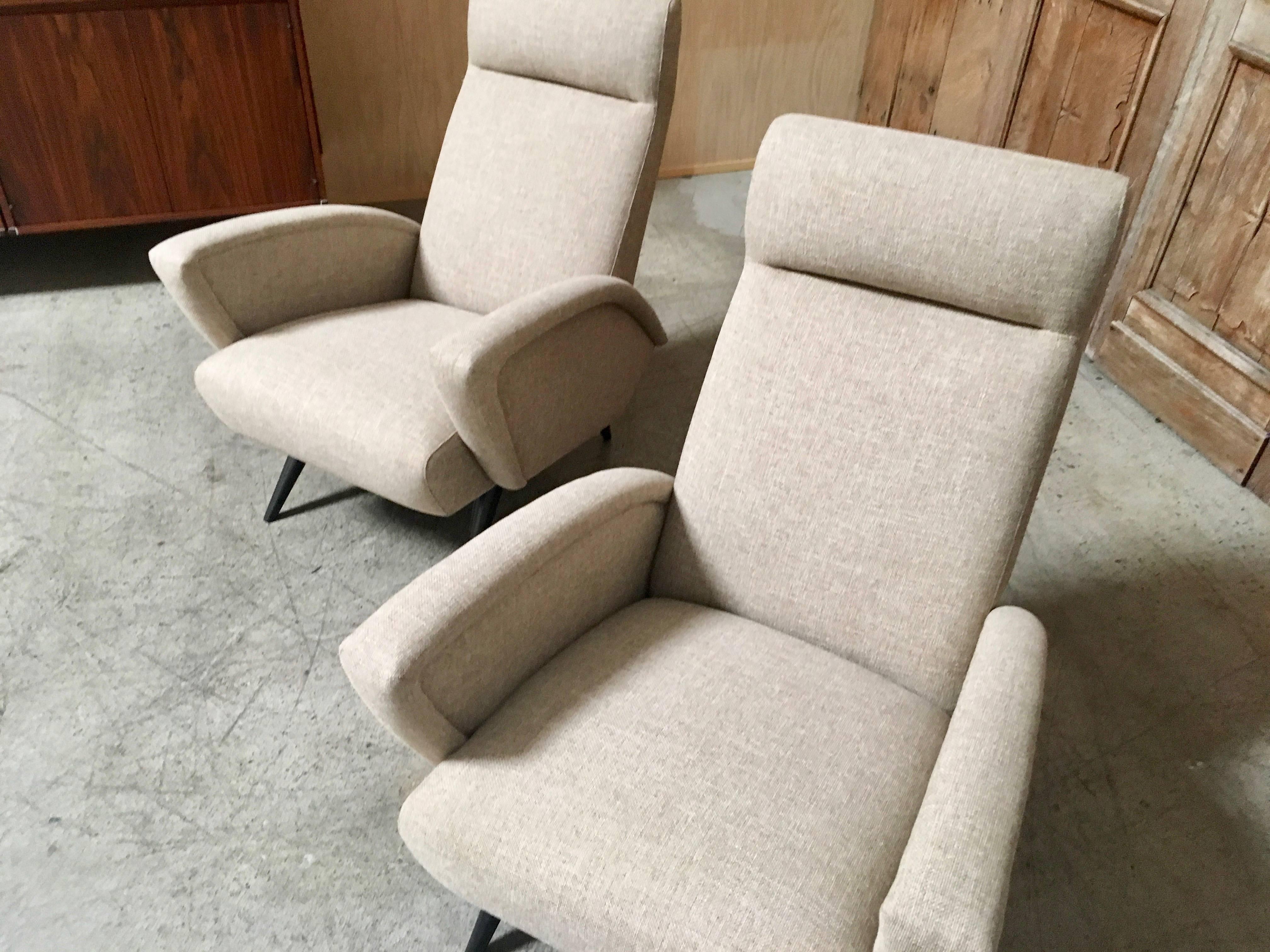 Pair of Sculptural Italian Lounge Chairs 1