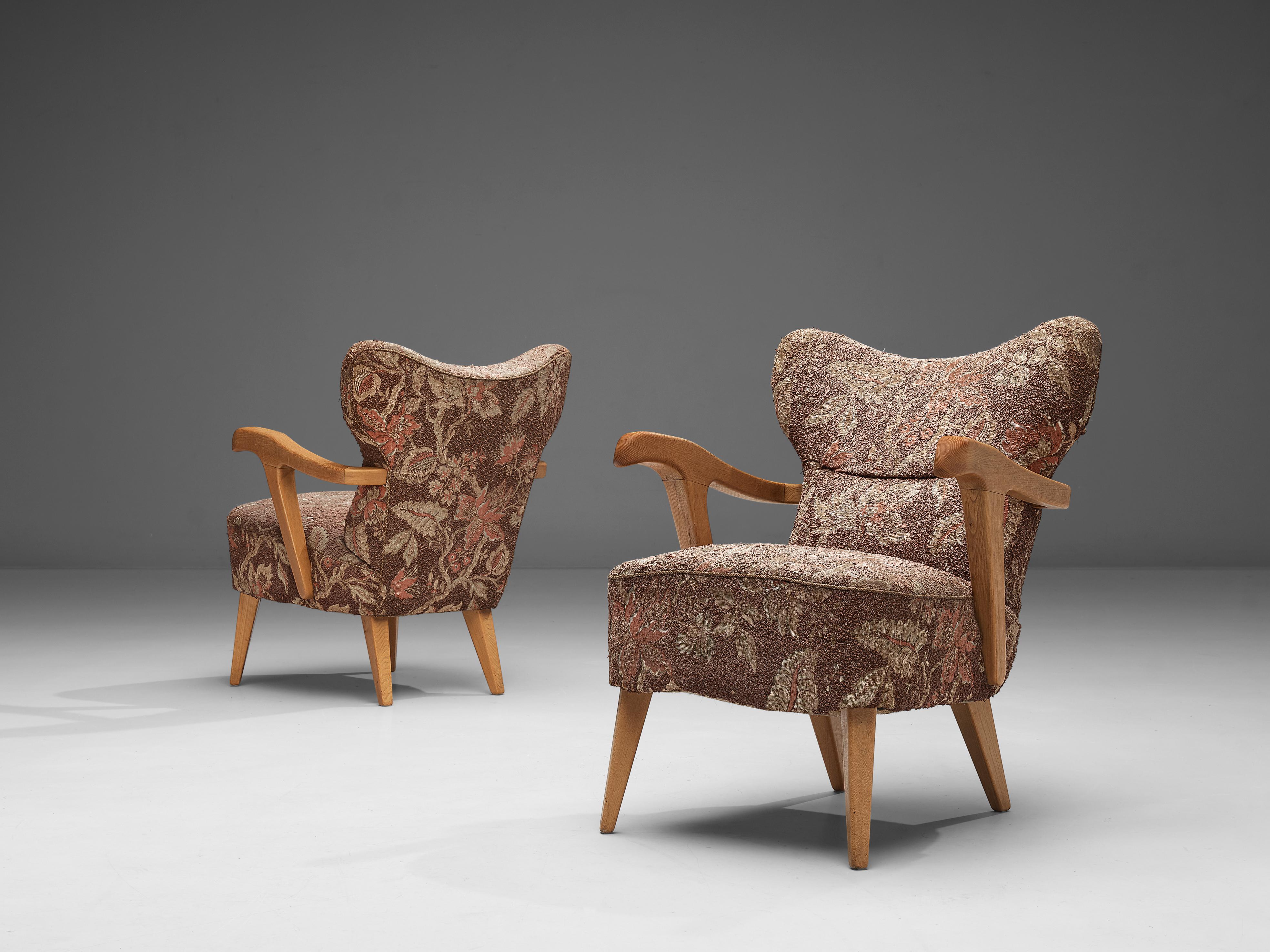 Pair of lounge chairs, oak, fabric, Italy, 1960s

This sculptural wingback chair of the 1960s is both extremely comfortable and pleasing to the eyes. This easy chair features curved, armchairs made out of oak that add to the shape of the chair. The