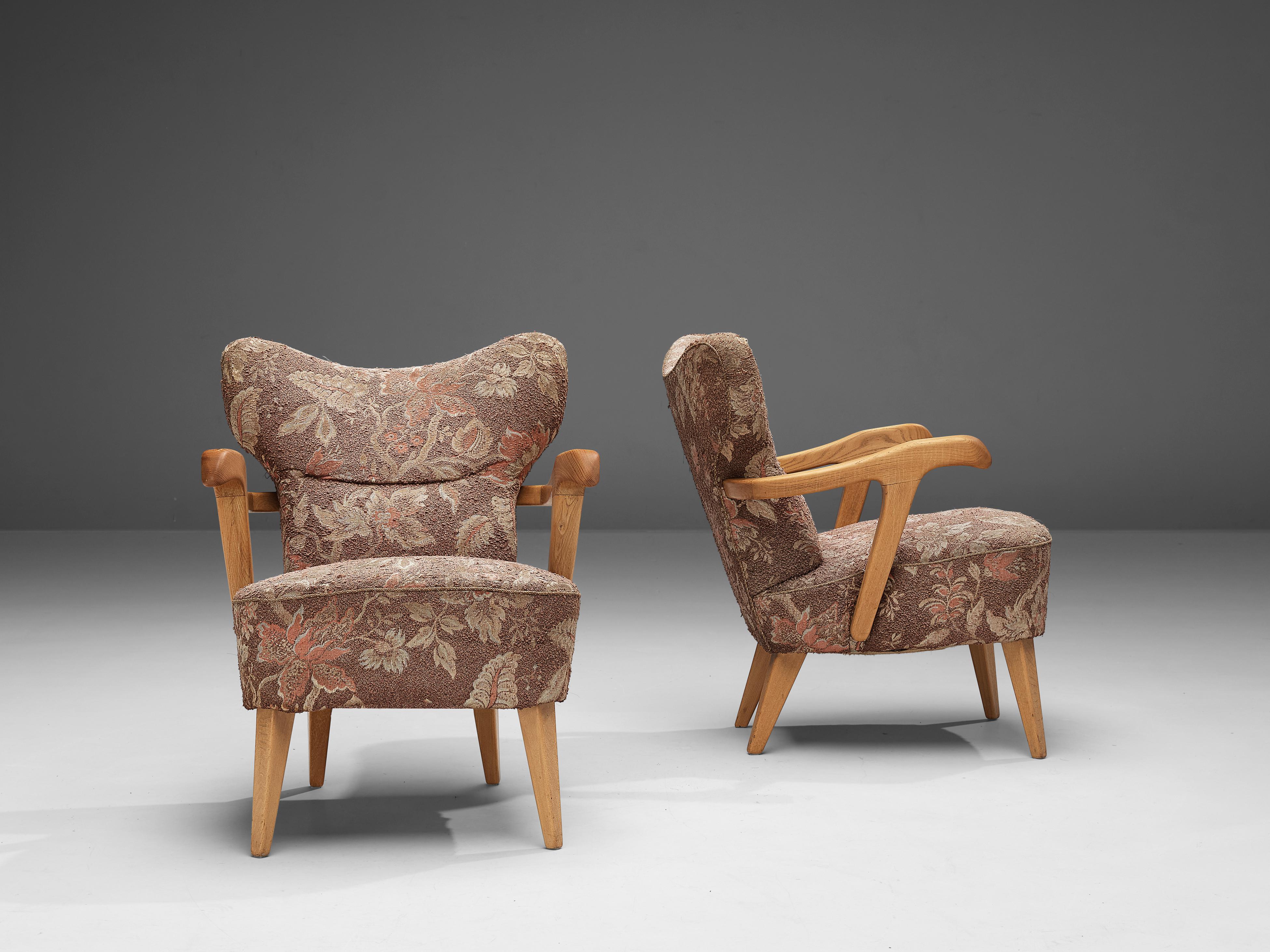 Mid-Century Modern Pair of Sculptural Italian Lounge Chairs in Oak and Floral Upholstery  For Sale