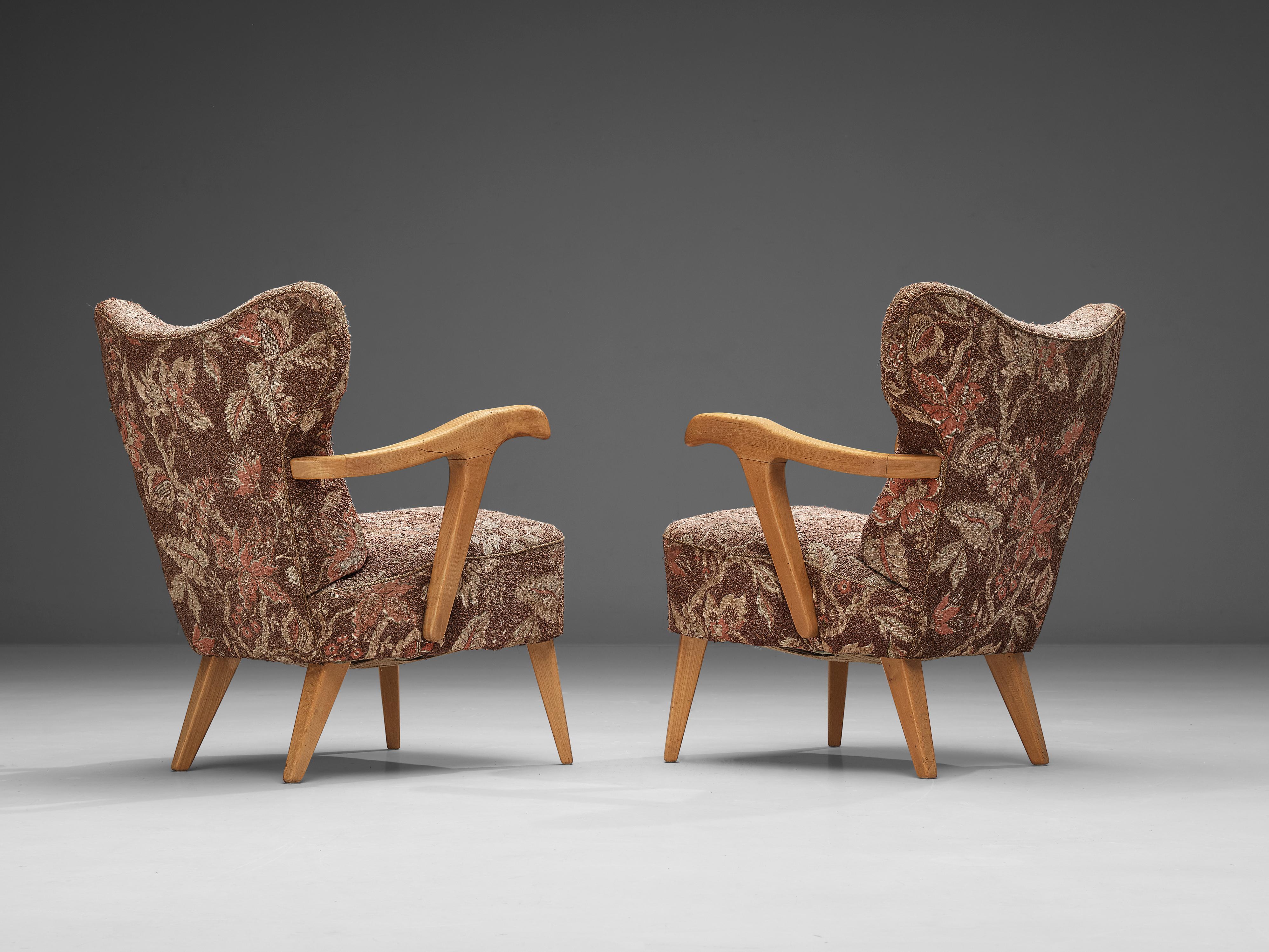 Pair of Sculptural Italian Lounge Chairs in Oak and Floral Upholstery In Good Condition In Waalwijk, NL