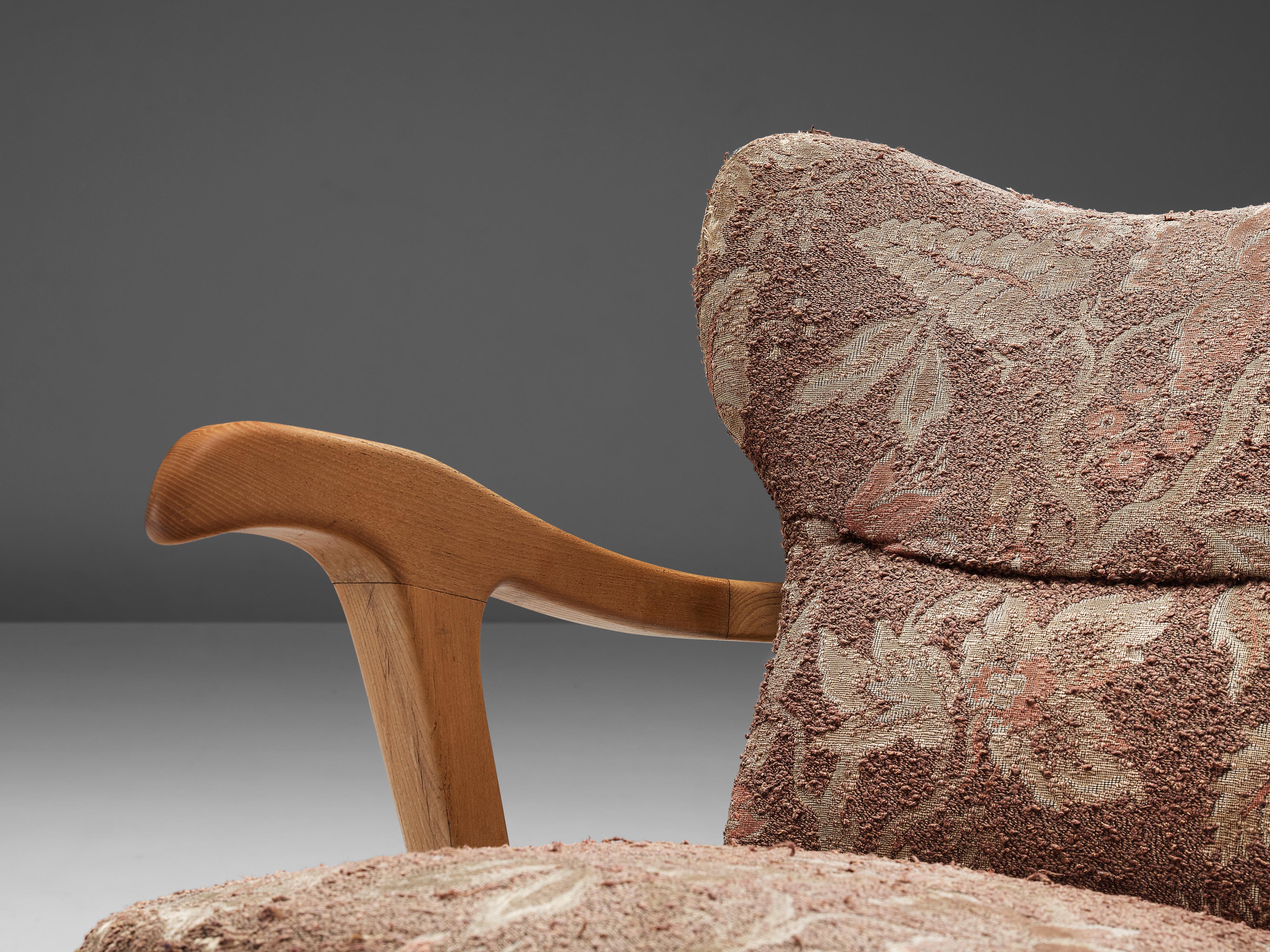 Pair of Sculptural Italian Lounge Chairs in Oak and Floral Upholstery  In Good Condition For Sale In Waalwijk, NL