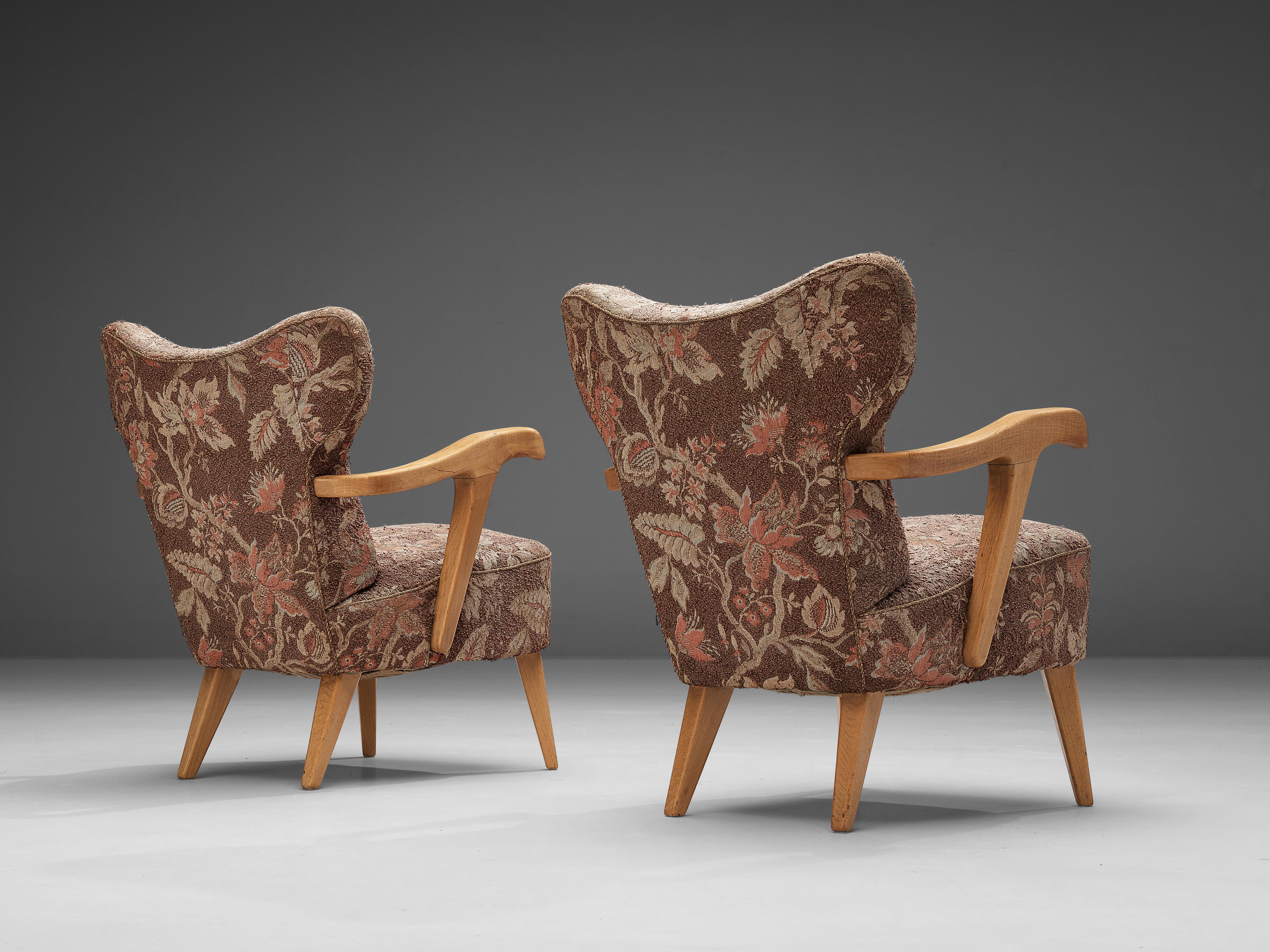 Pair of Sculptural Italian Lounge Chairs in Oak and Floral Upholstery  For Sale 1