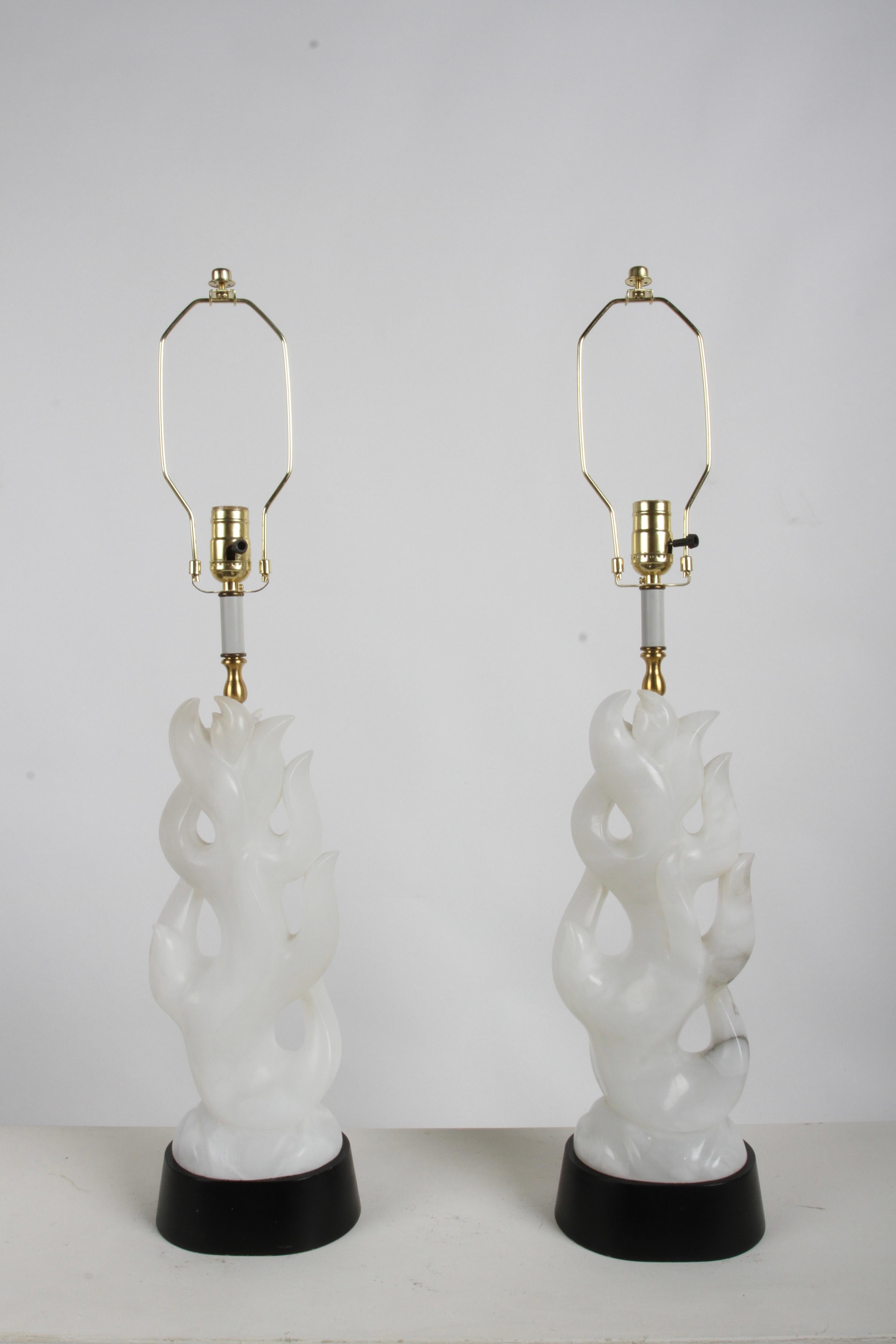 Paar 1940er Jahre Mid-Century Modern Maurizio Tempestini (italienisch, 1908-1960) entworfen, skulpturale polierten weißen Alabaster Tischlampen mit Flamme Design auf ovalen ebonisierten Holzsockel erhöht. Bekannt als die La FLAMMA Flame Lampen.