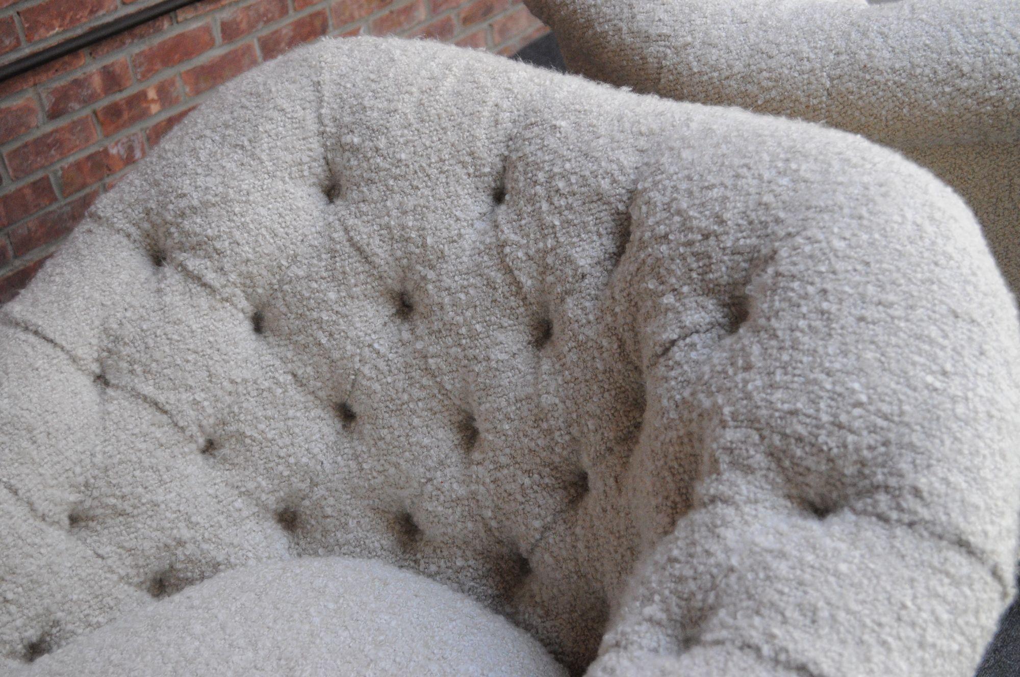 Bouclé Coppia di sedie da salotto scultoree moderne italiane in bouclé e legno di noce in vendita