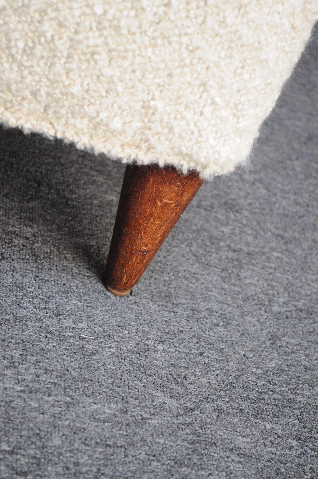 Coppia di sedie da salotto scultoree moderne italiane in bouclé e legno di noce in vendita 2