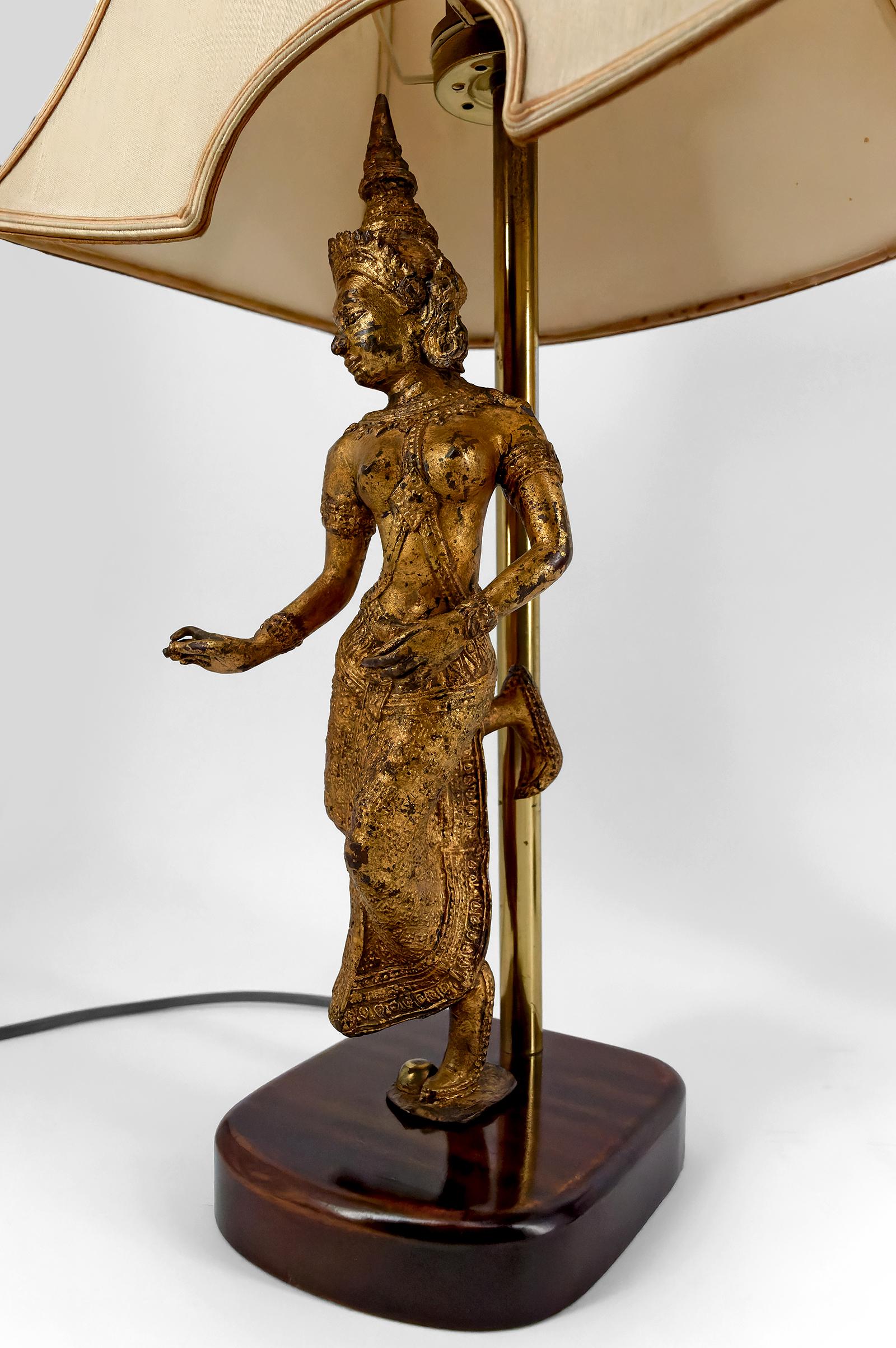 Paire de lampes sculpturales en bronze doré représentant des danseurs, Thaïlande, 20e siècle en vente 3