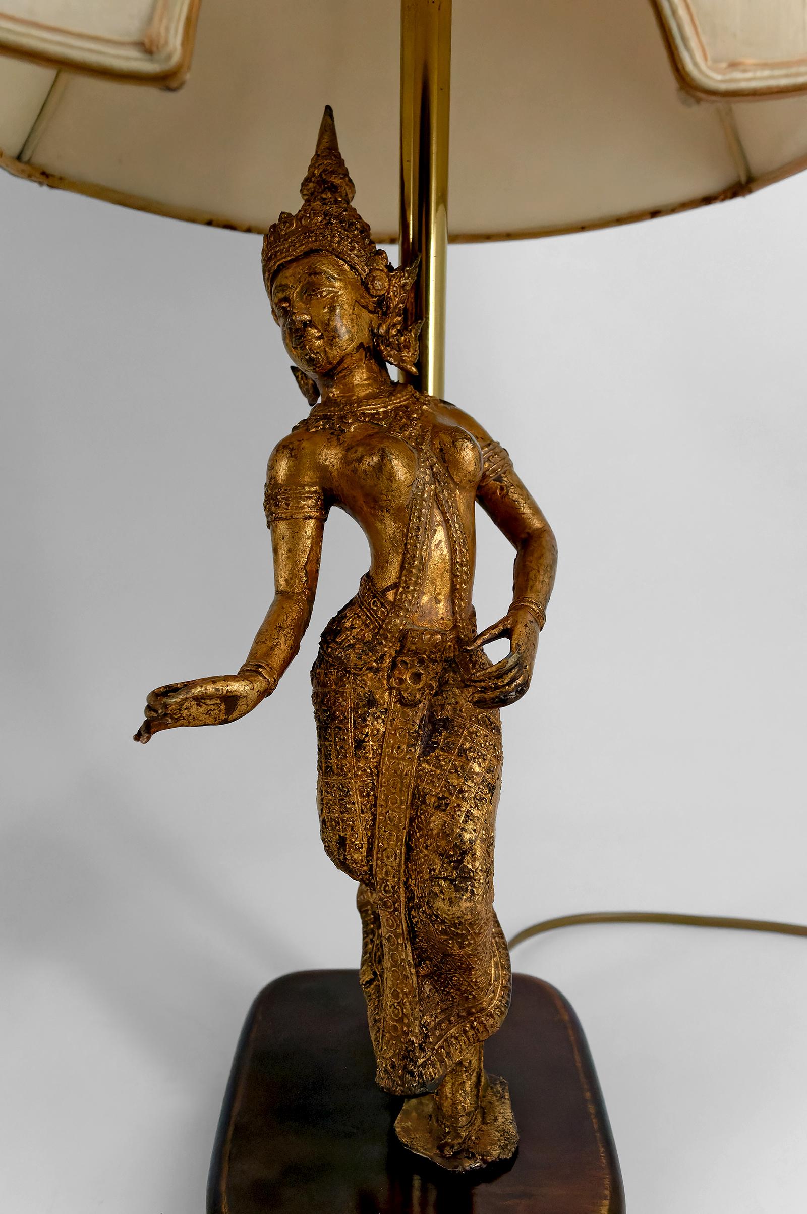 Paire de lampes sculpturales en bronze doré représentant des danseurs, Thaïlande, 20e siècle en vente 4