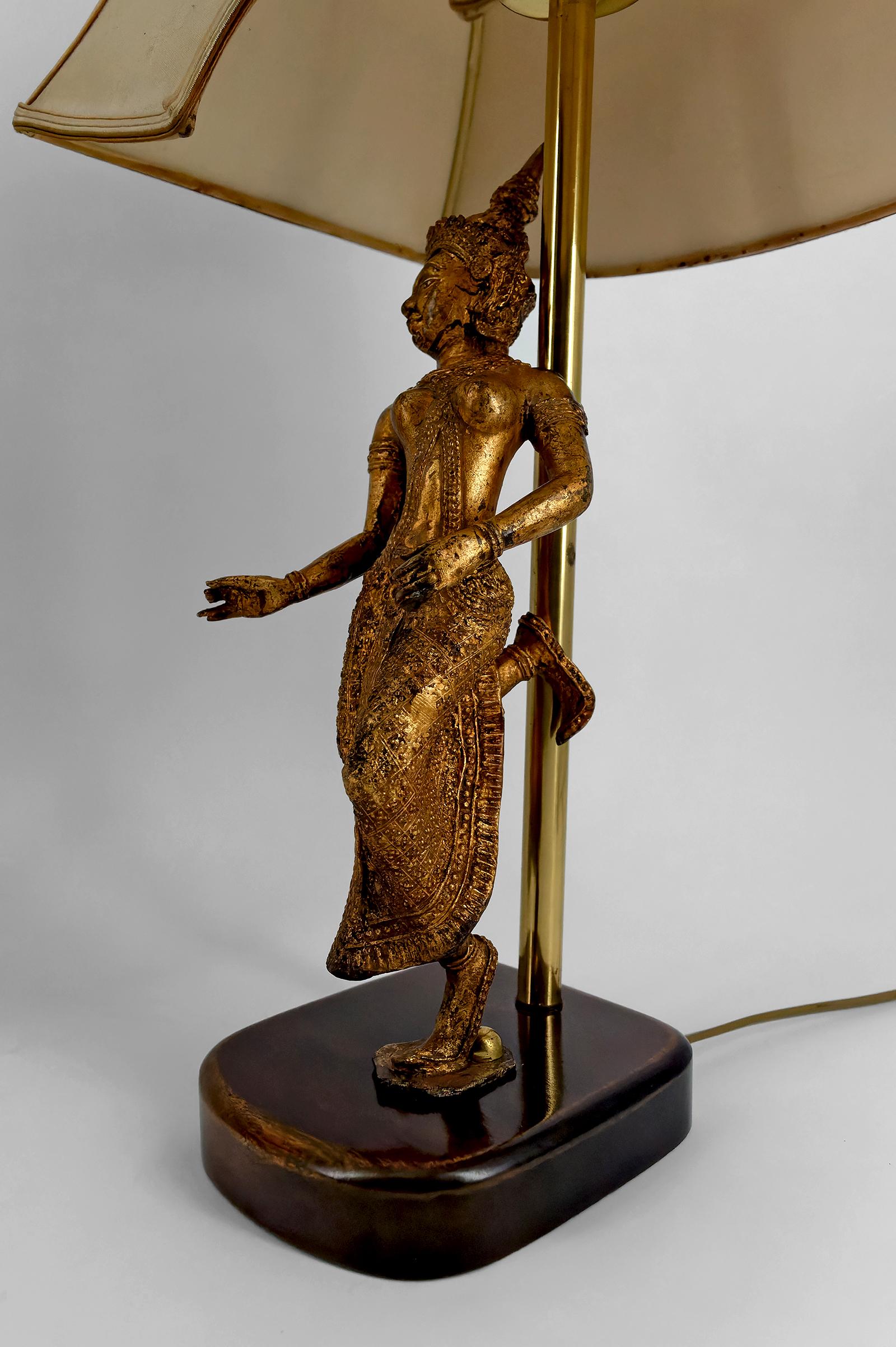 Paire de lampes sculpturales en bronze doré représentant des danseurs, Thaïlande, 20e siècle en vente 5