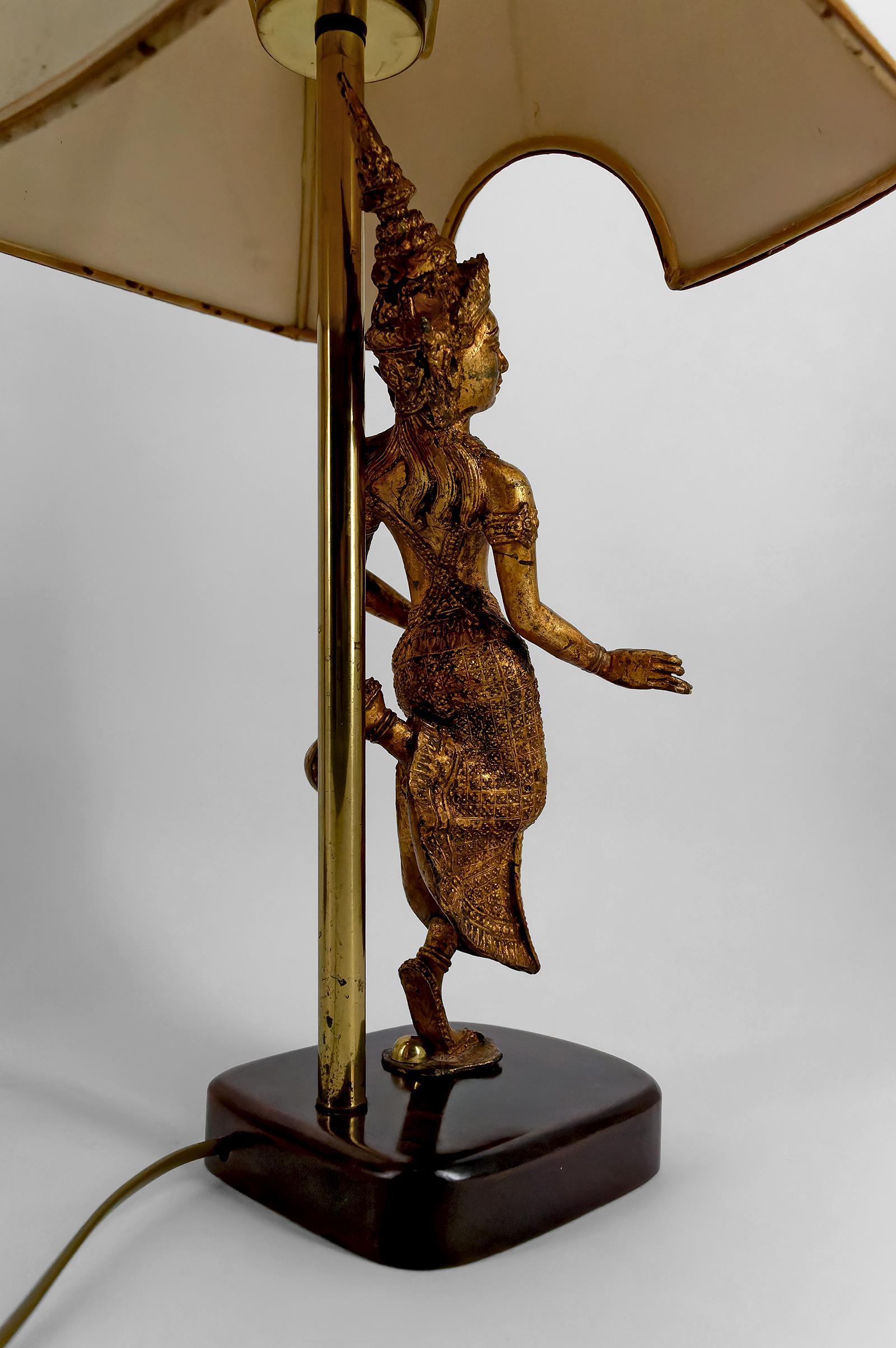 Paire de lampes sculpturales en bronze doré représentant des danseurs, Thaïlande, 20e siècle en vente 7