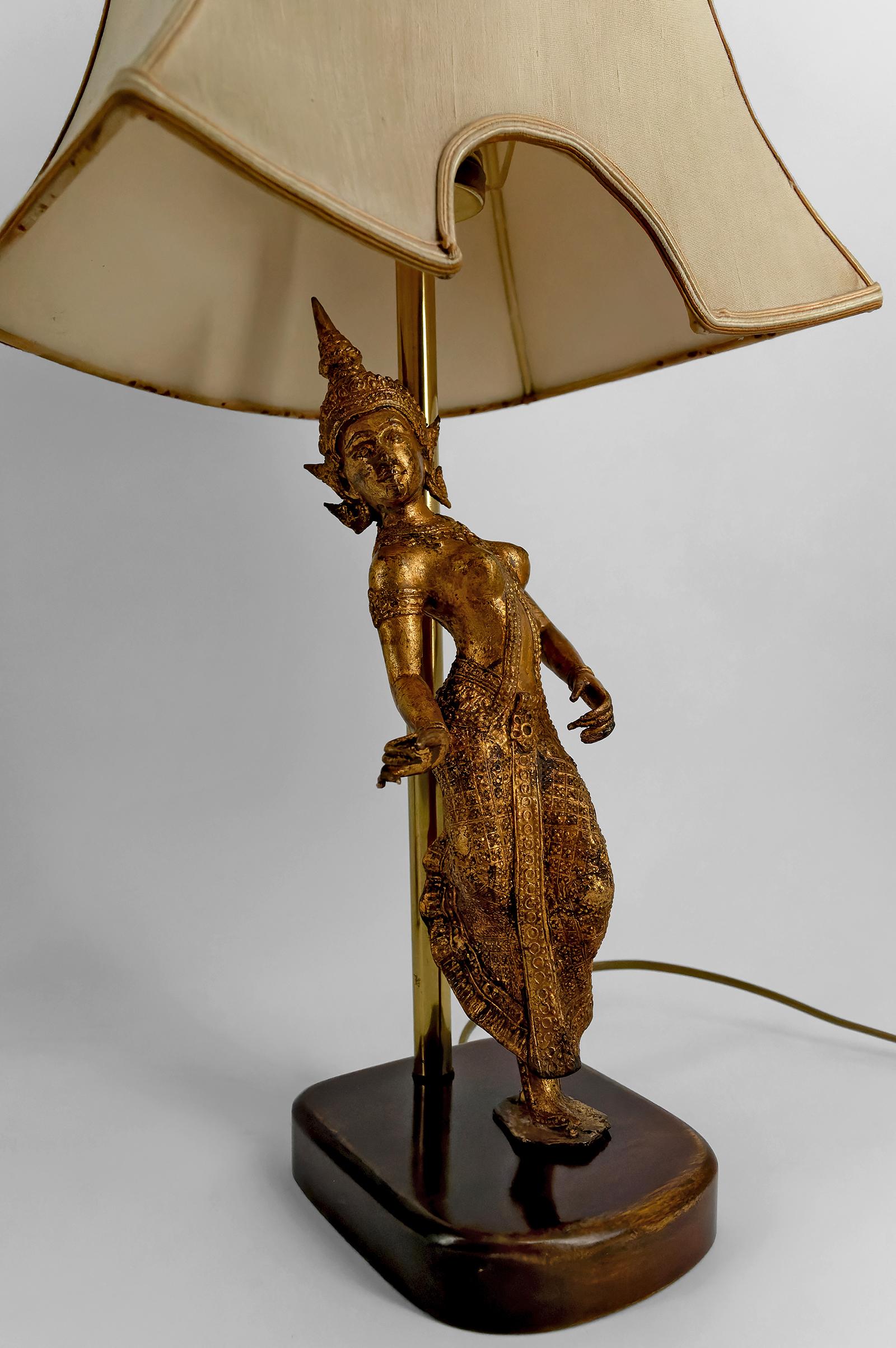 Paire de lampes sculpturales en bronze doré représentant des danseurs, Thaïlande, 20e siècle en vente 8
