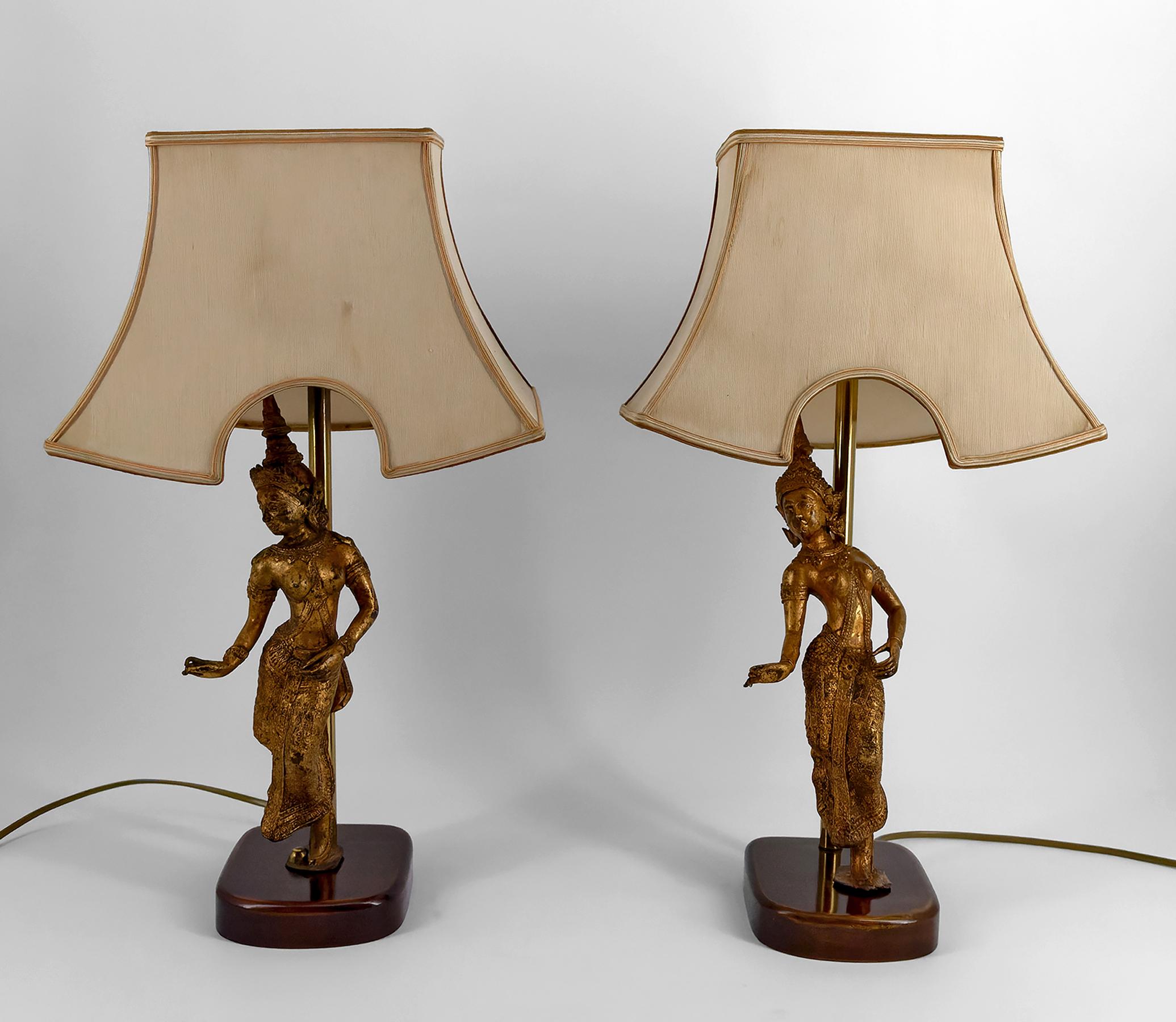 Paire de lampes sculpturales en bronze doré représentant des danseuses, Thaïlande, XXe siècle.

Apportez une touche de raffinement et d'élégance à votre intérieur avec cette superbe paire de lampes sculpturales en bronze doré, représentant des