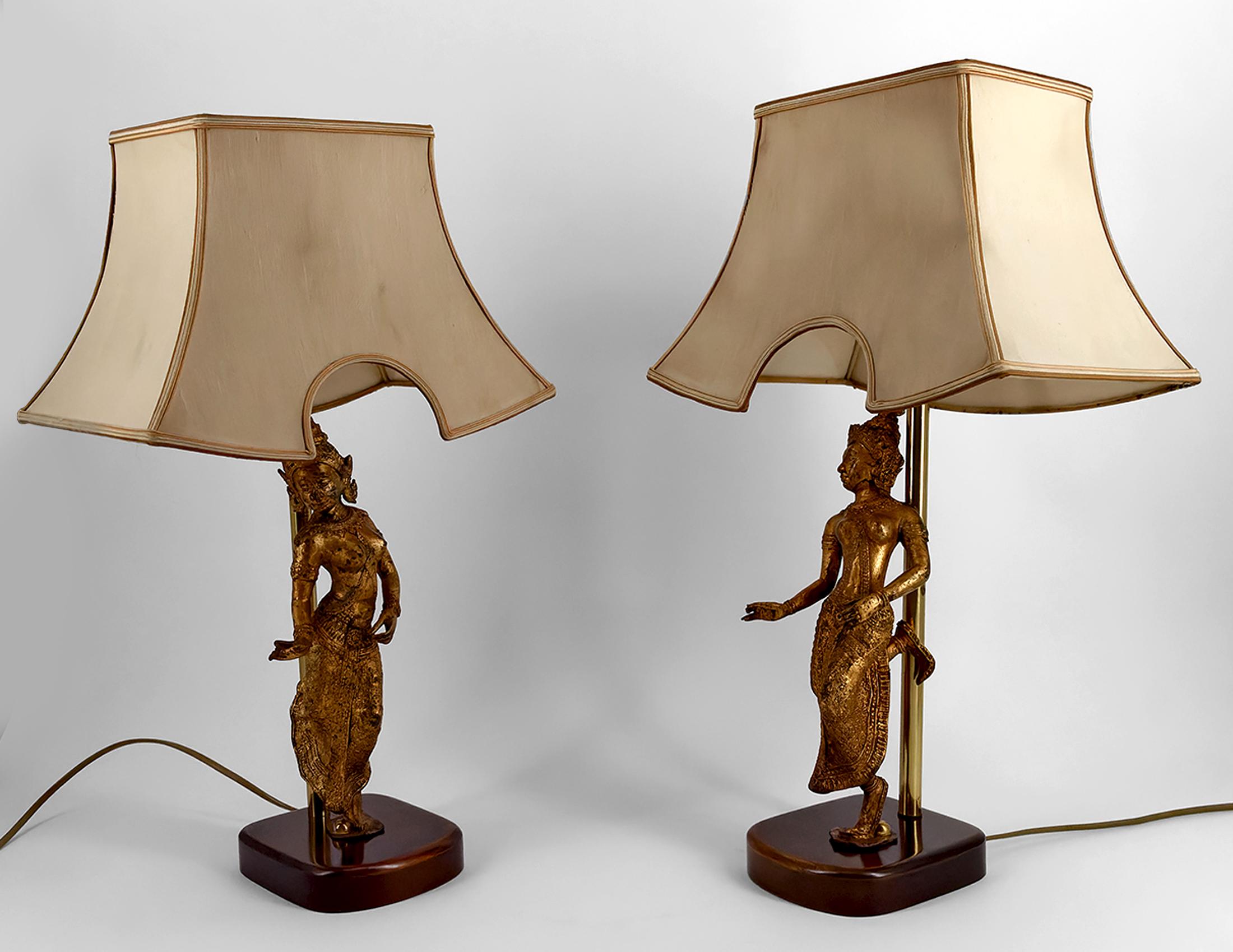 Mouvement esthétique Paire de lampes sculpturales en bronze doré représentant des danseurs, Thaïlande, 20e siècle en vente