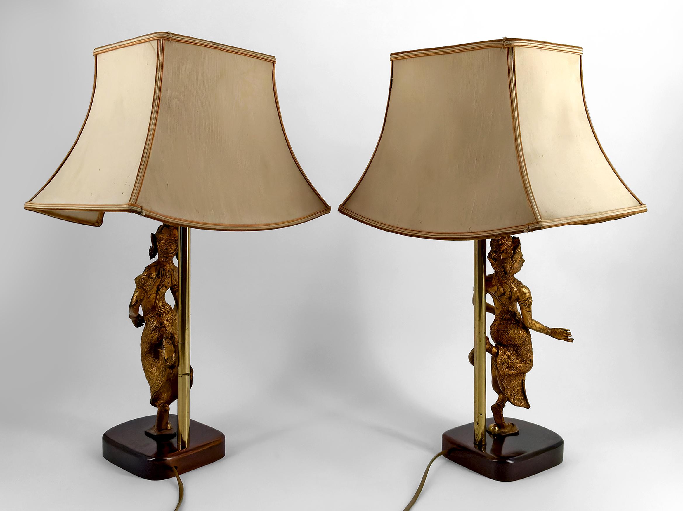 Effet bronze Paire de lampes sculpturales en bronze doré représentant des danseurs, Thaïlande, 20e siècle en vente