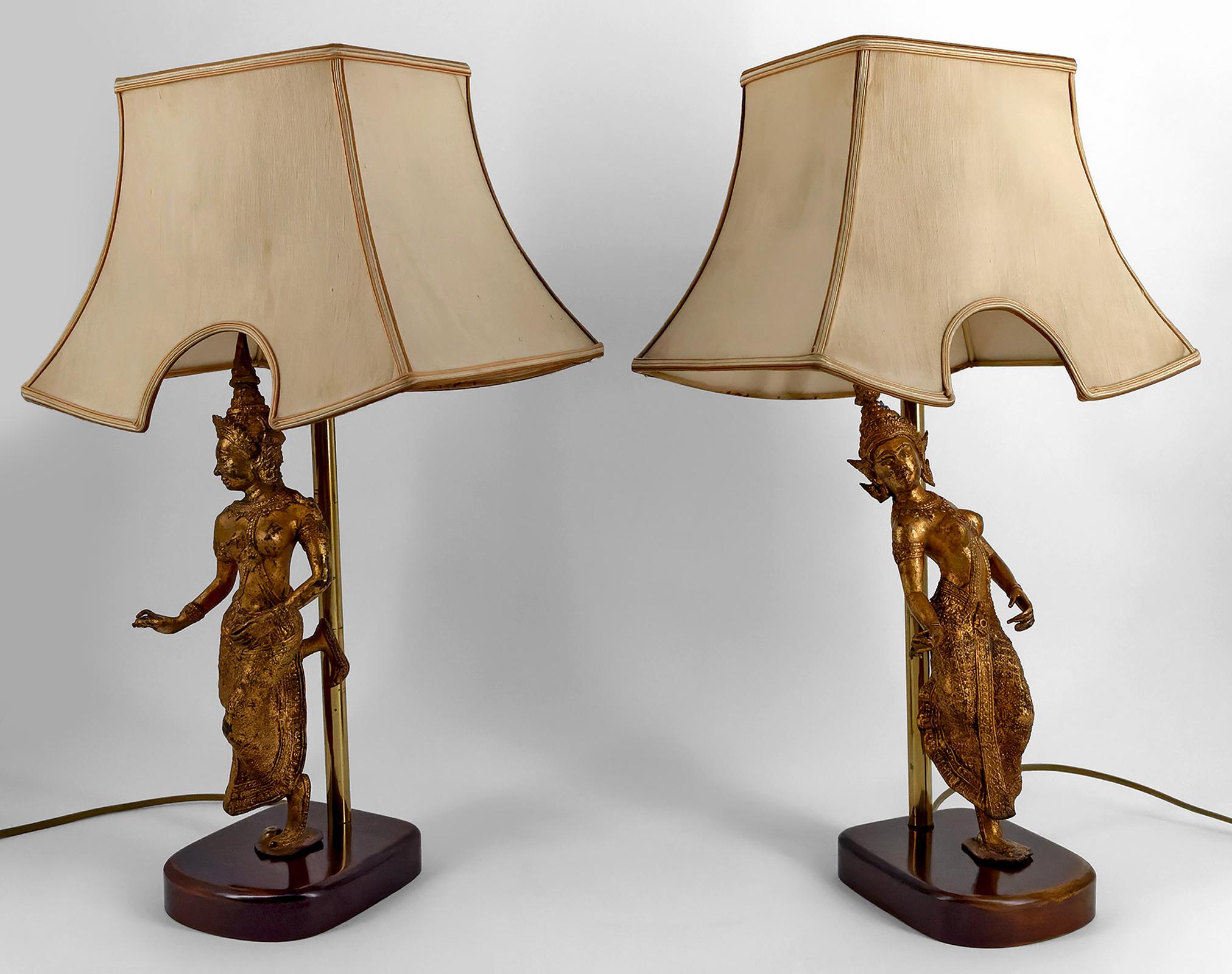 Paire de lampes sculpturales en bronze doré représentant des danseurs, Thaïlande, 20e siècle Bon état - En vente à VÉZELAY, FR