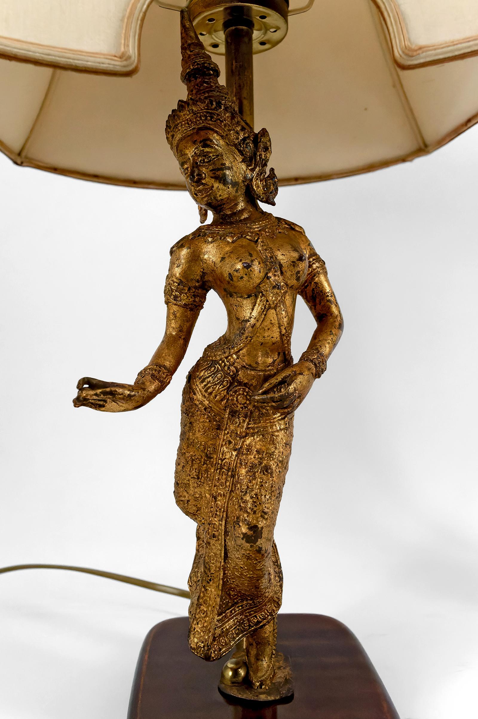 20ième siècle Paire de lampes sculpturales en bronze doré représentant des danseurs, Thaïlande, 20e siècle en vente