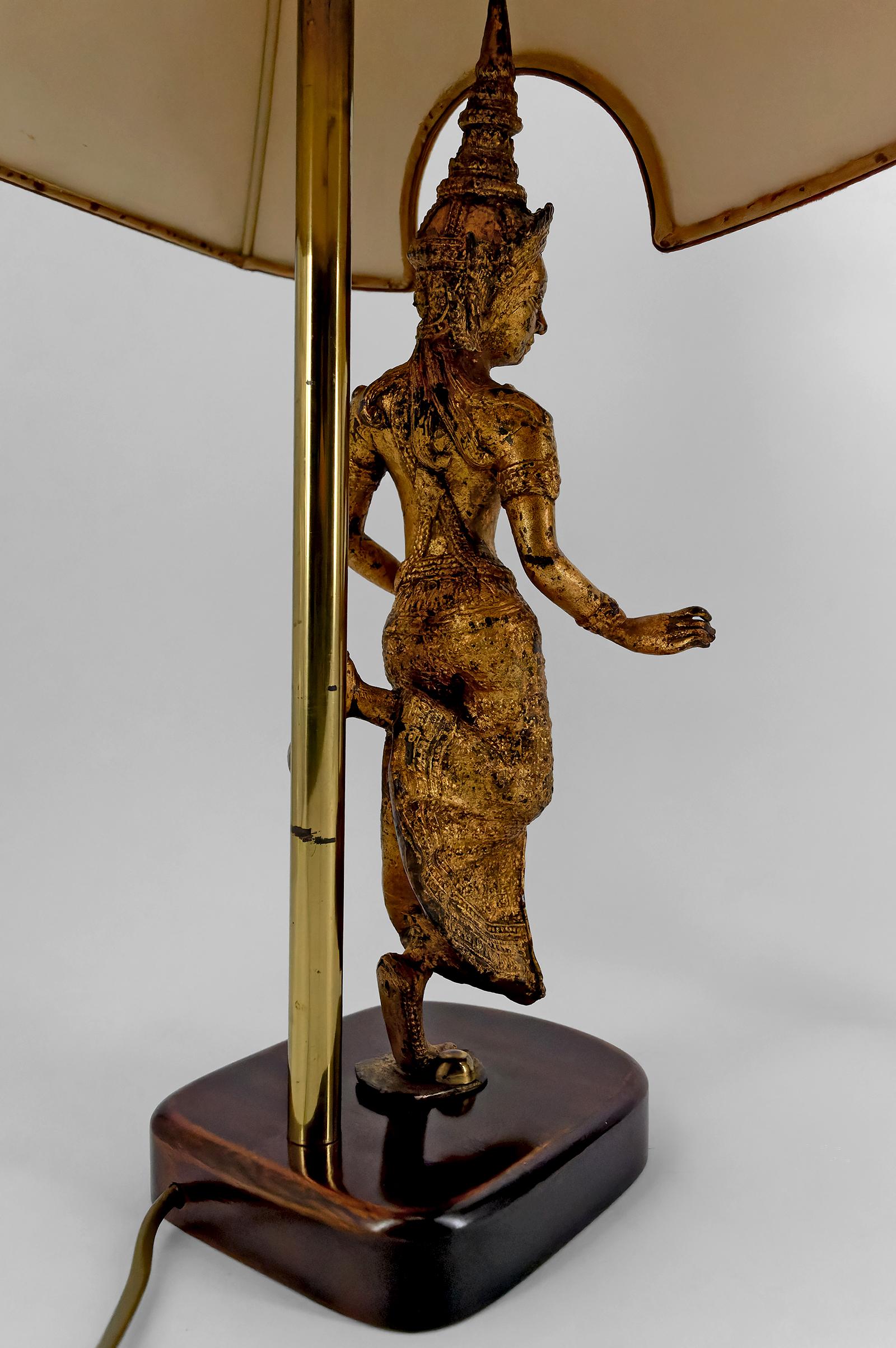Paire de lampes sculpturales en bronze doré représentant des danseurs, Thaïlande, 20e siècle en vente 1