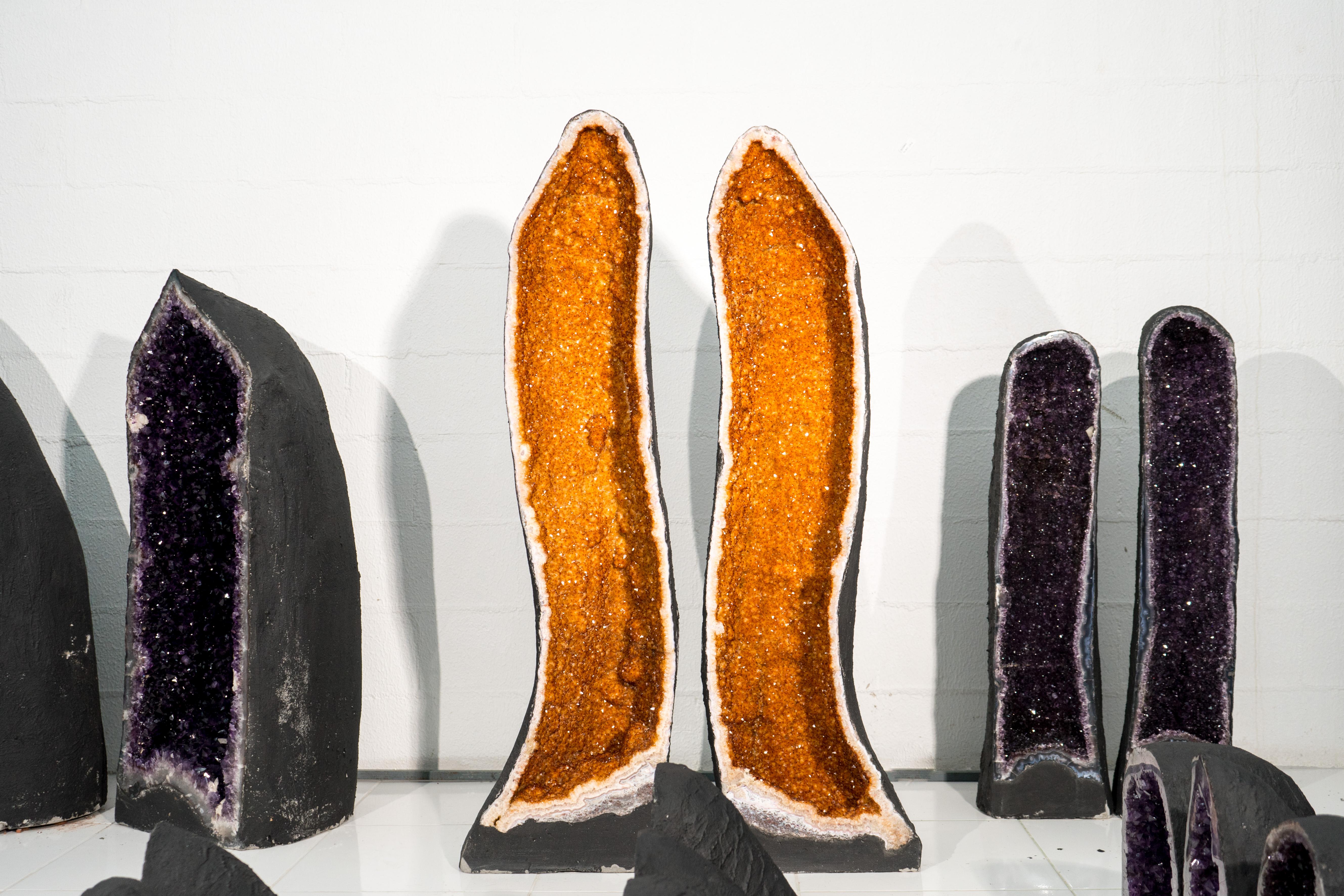 Pareja de Grandes Geodas de Citrino con Rara Formación Simétrica y Brillante Druzy Naranja

▫️ Descripción ▫️ 

De vez en cuando, la naturaleza se supera a sí misma, en este caso en forma de geodas de citrino. Mostrando una impresionante drusa de