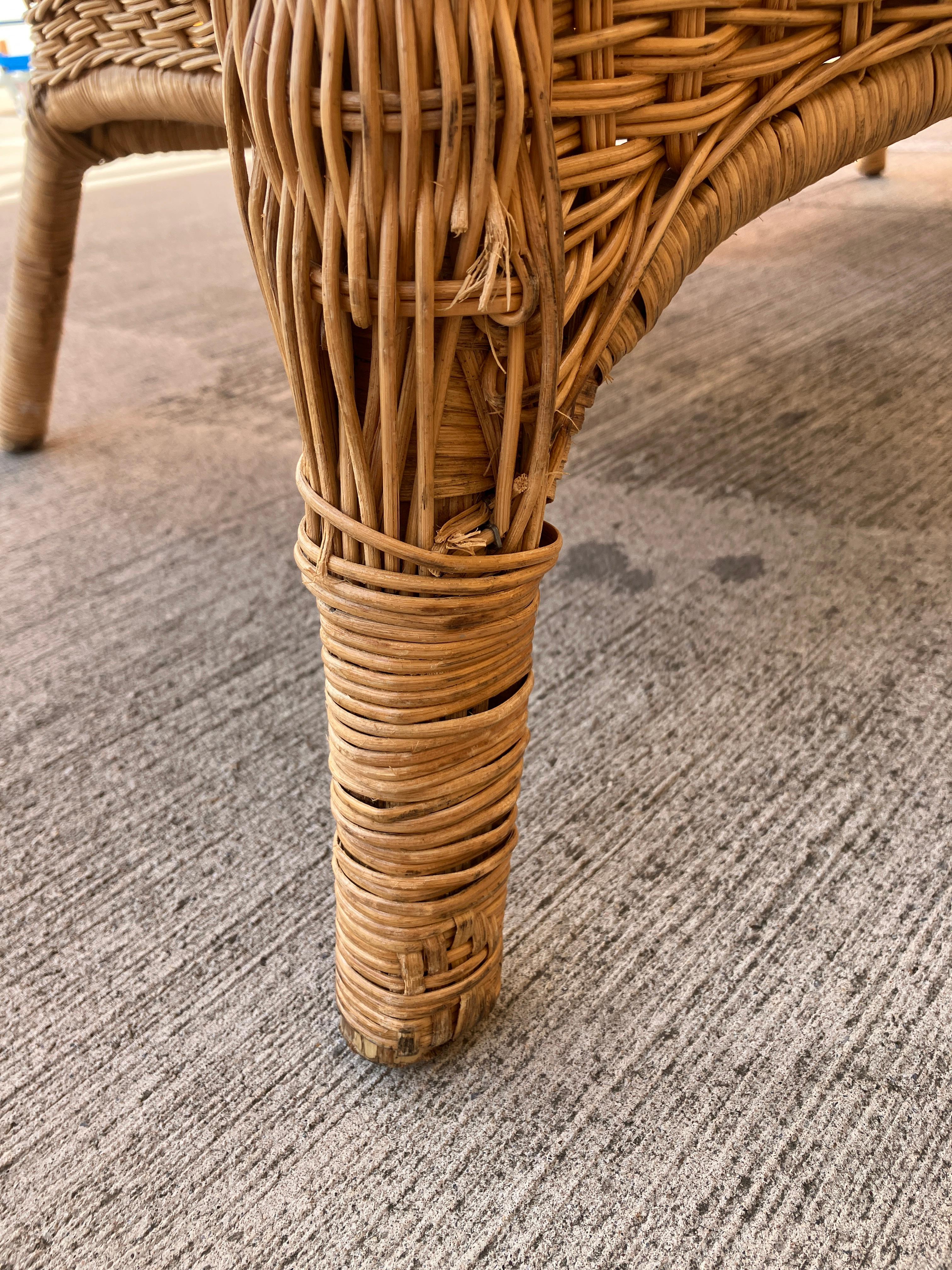 Coppia di grandi poltrone scultoree in vimini e rattan del XX secolo in vendita 1