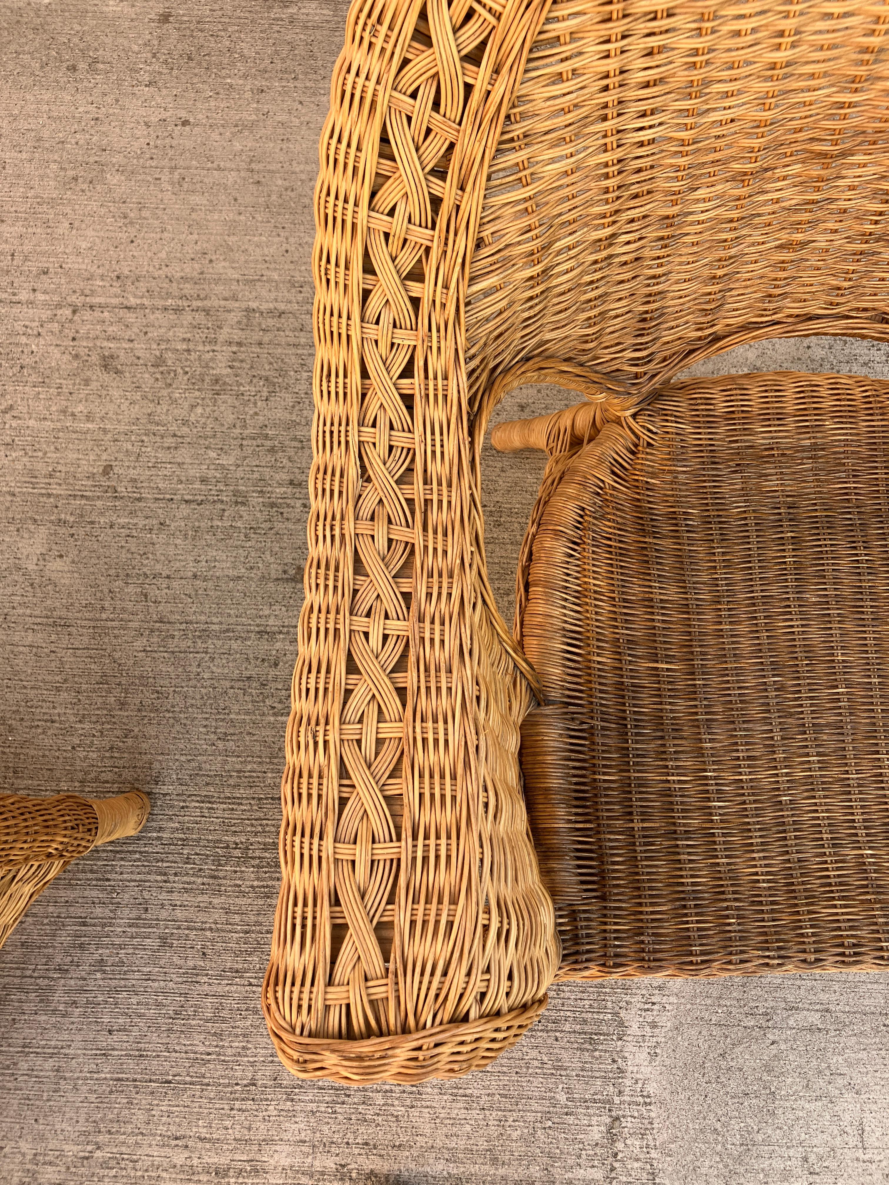 Coppia di grandi poltrone scultoree in vimini e rattan del XX secolo in vendita 2