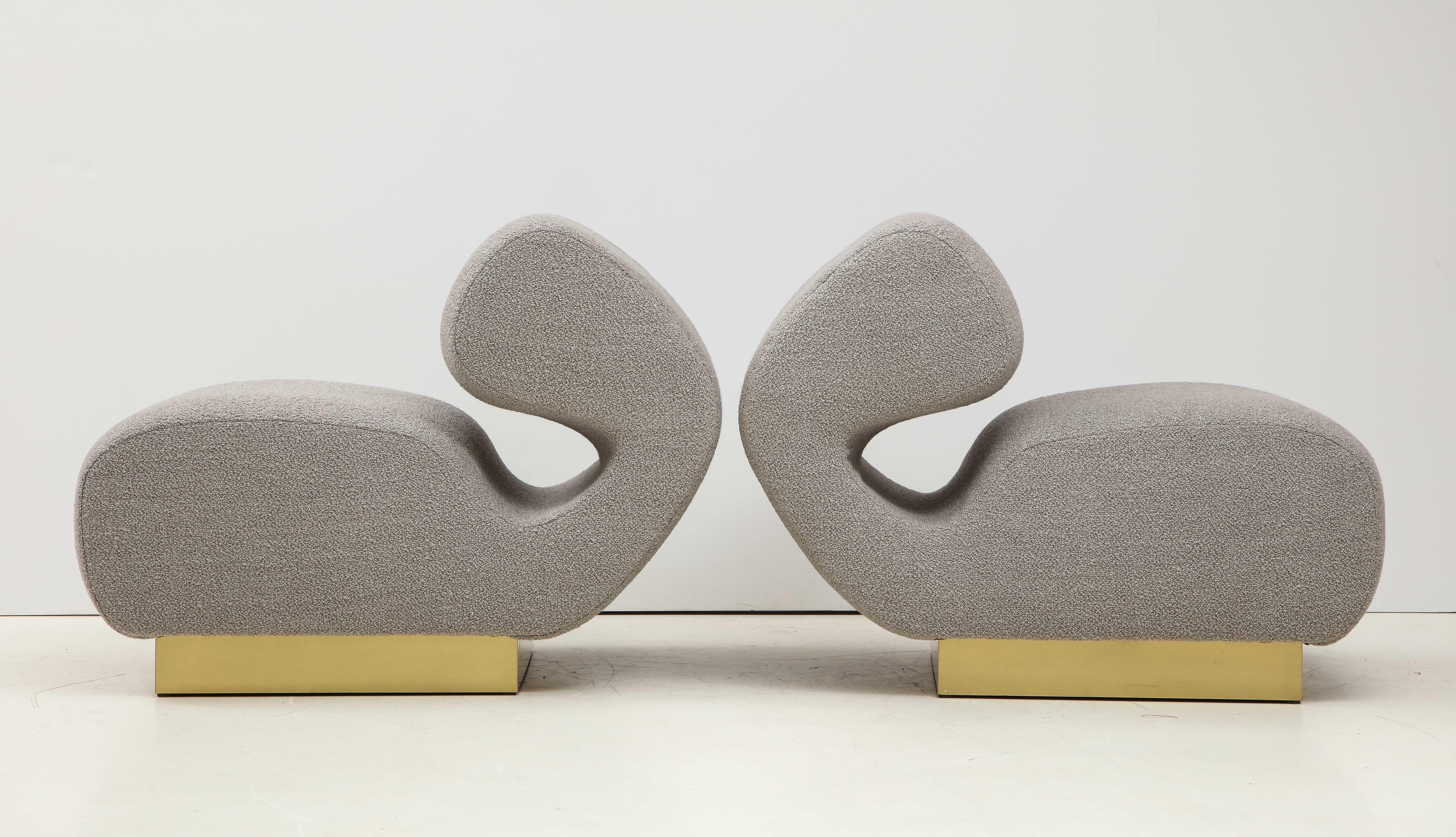 Pair of Sculptural Lounge Chairs in Grey Bouclé Fabric and Brass Base, Italy In New Condition In New York, NY
