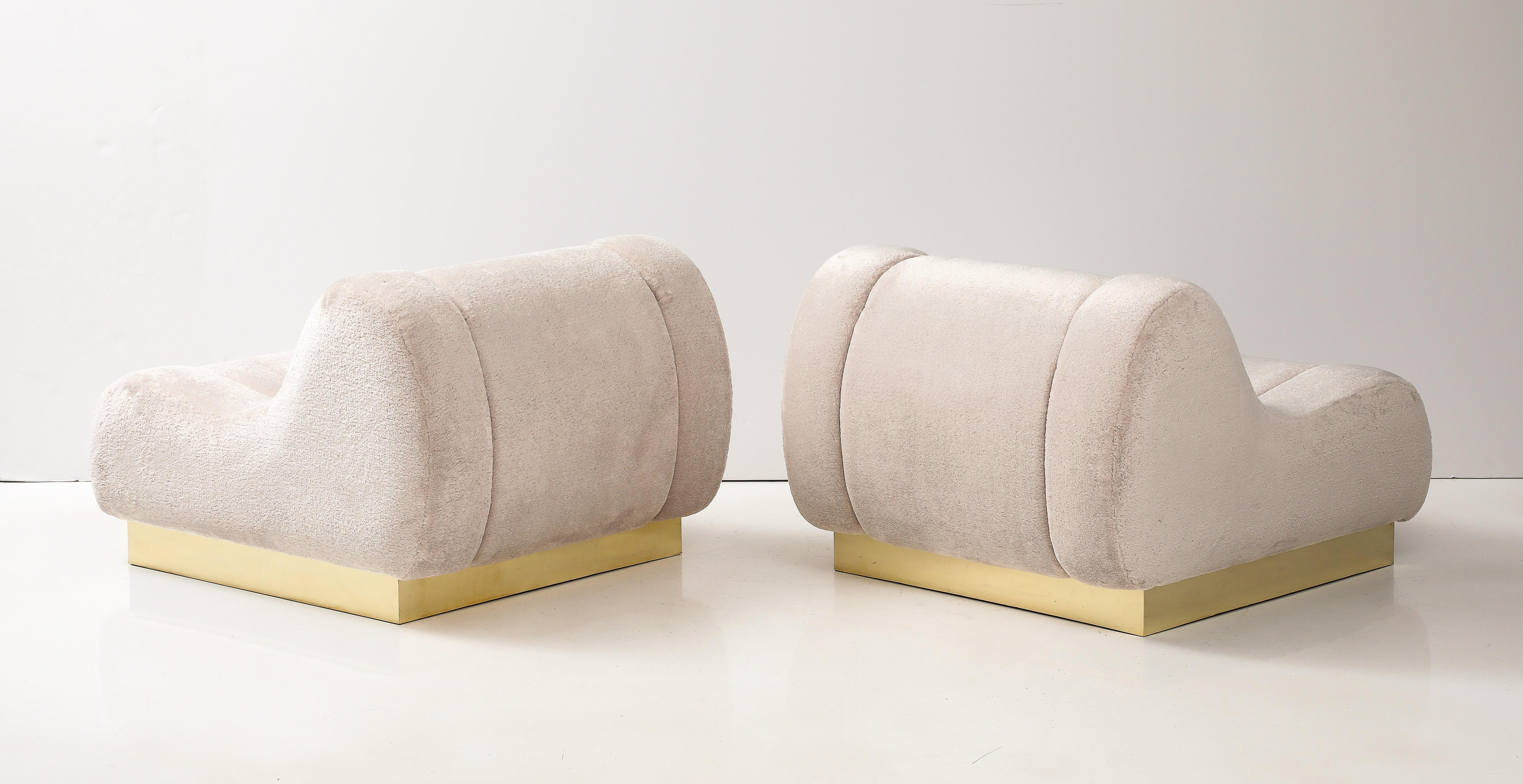 Mid-Century Modern Pair of Sculptural Lounge Chairs in High Pile Beige Velvet Brass Plinth, Italy For Sale