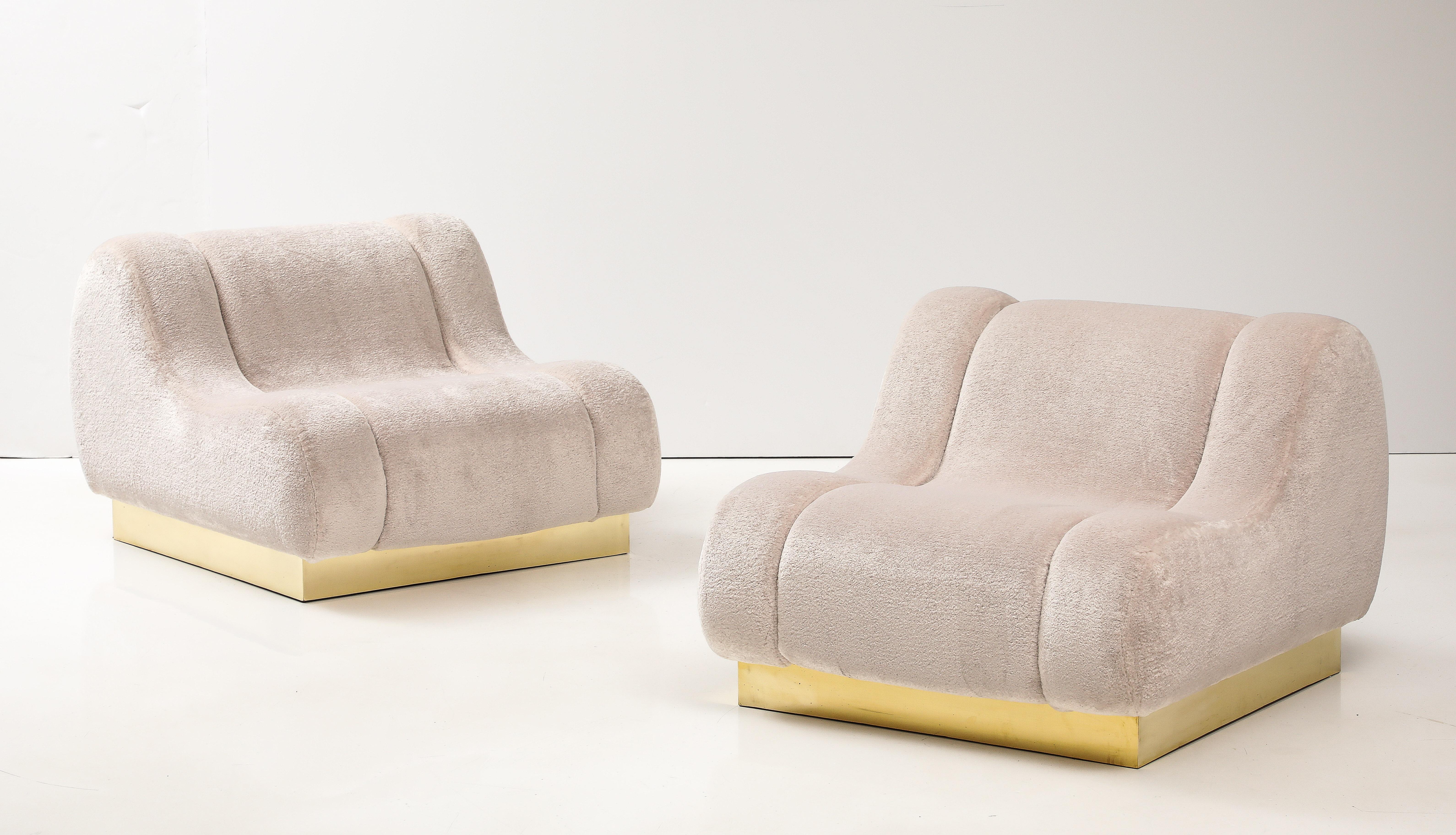 Hand-Crafted Pair of Sculptural Lounge Chairs in High Pile Beige Velvet Brass Plinth, Italy For Sale