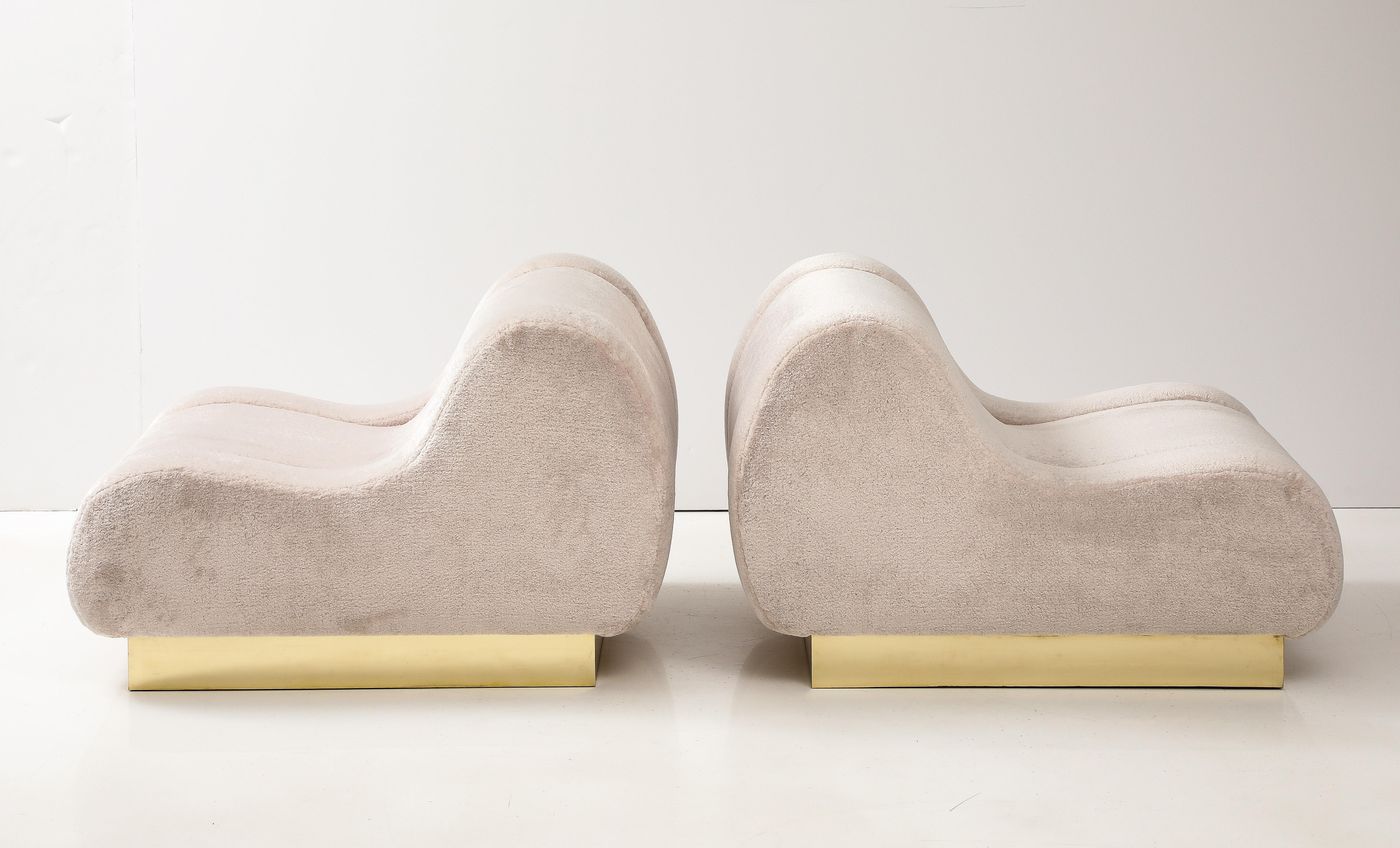 Pair of Sculptural Lounge Chairs in High Pile Beige Velvet Brass Plinth, Italy In New Condition For Sale In New York, NY