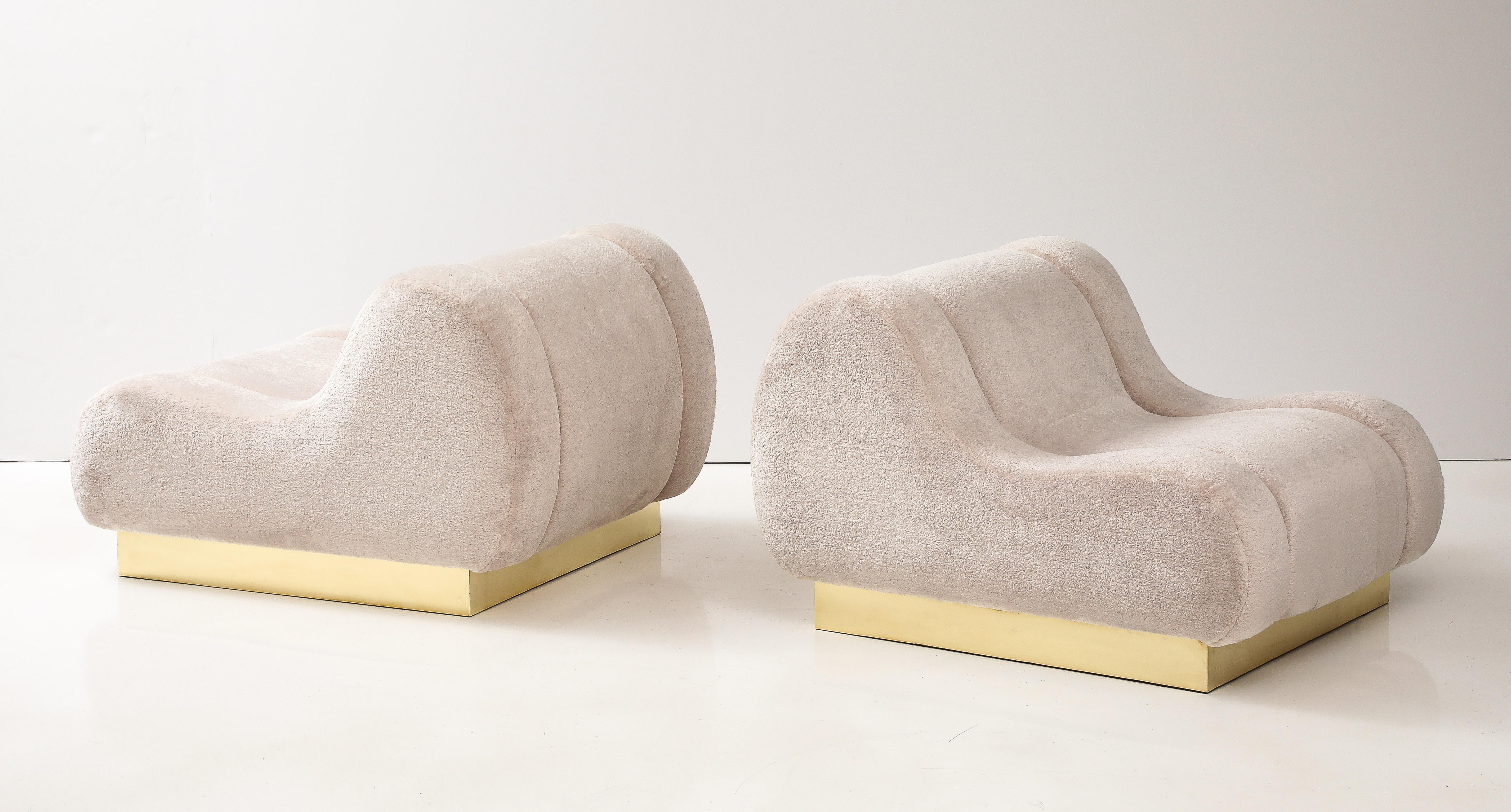 Contemporary Pair of Sculptural Lounge Chairs in High Pile Beige Velvet Brass Plinth, Italy For Sale