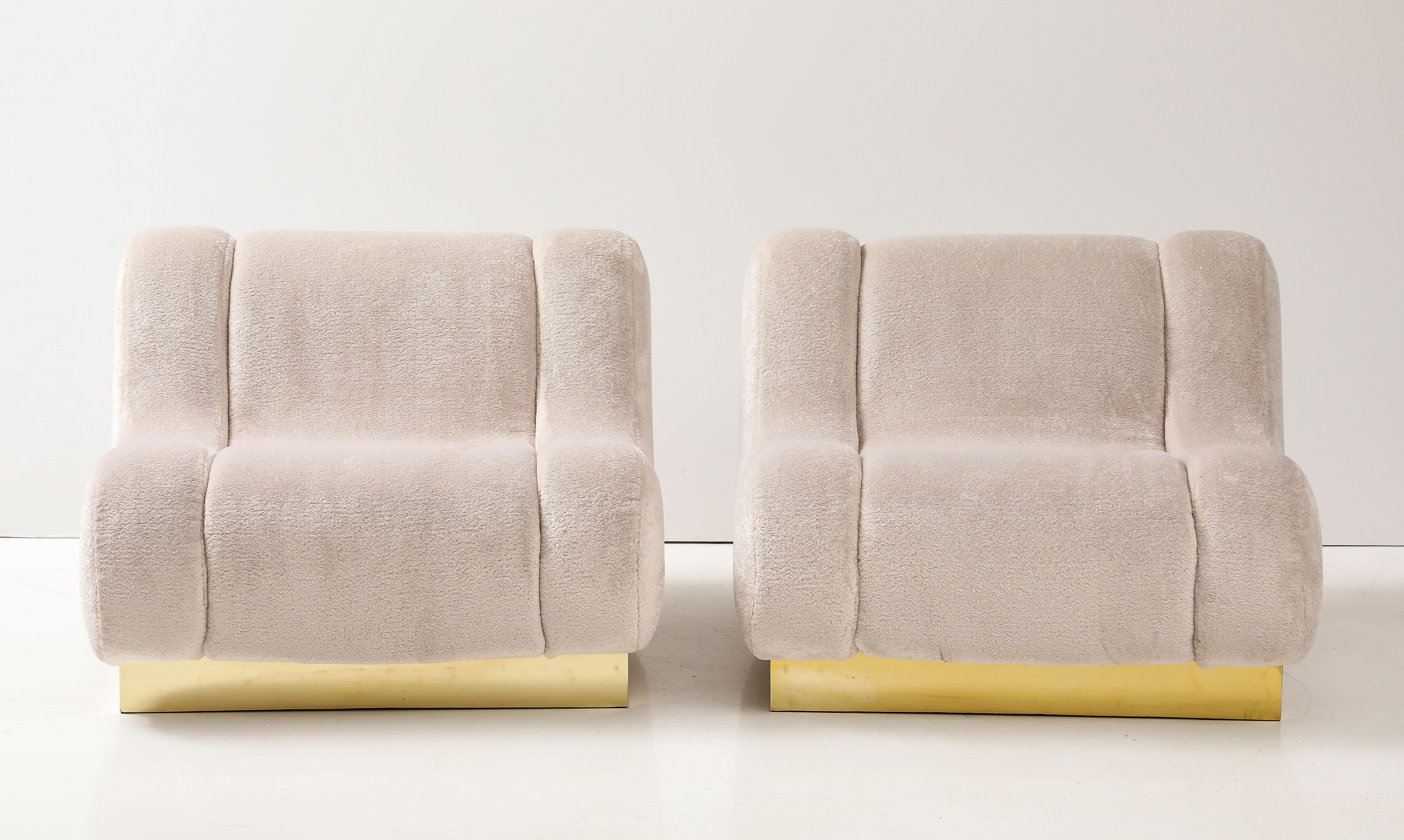 Pair of Sculptural Lounge Chairs in High Pile Beige Velvet Brass Plinth, Italy For Sale 1