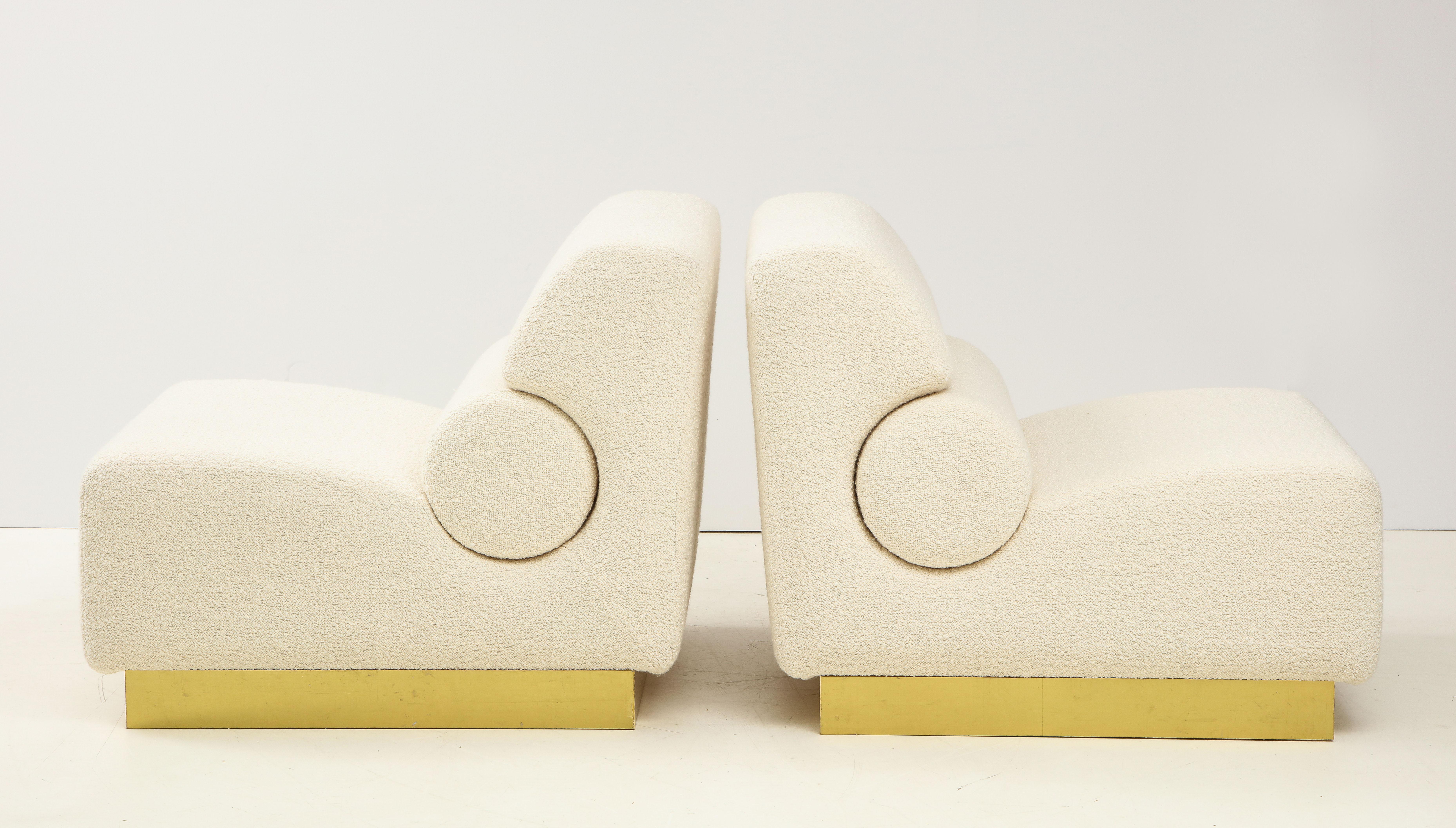 Impressive pair of ivory bouclé sculptural lounge chairs or slipper chairs custom made in Florence, Italy. Superb craftsmanship and design lines. These large and roomy lounge chairs are extremely comfortable and sit atop a square brass plinth