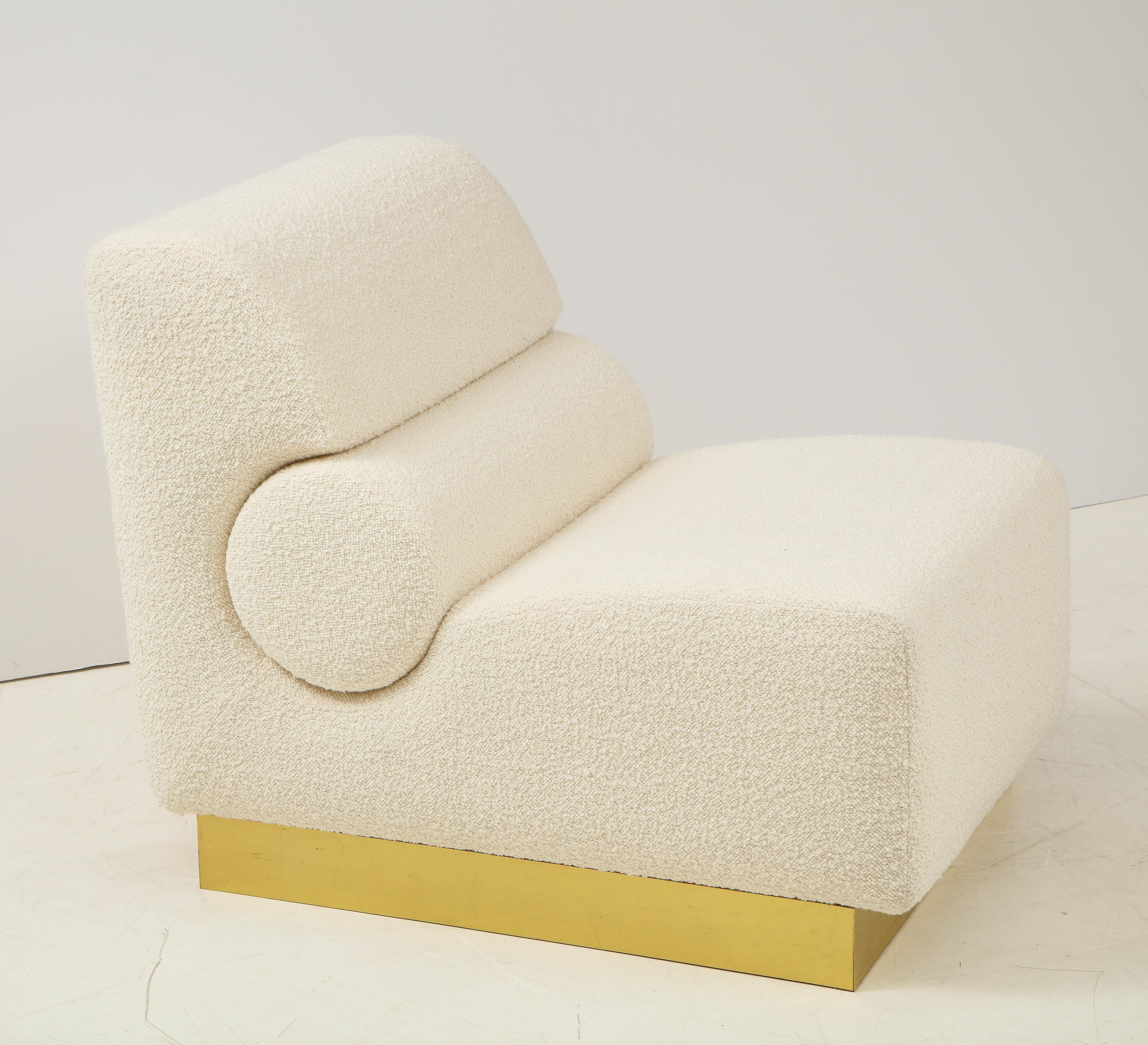 Contemporary Pair of Sculptural Lounge Chairs in Ivory Boucle and Brass Base, Italy, New