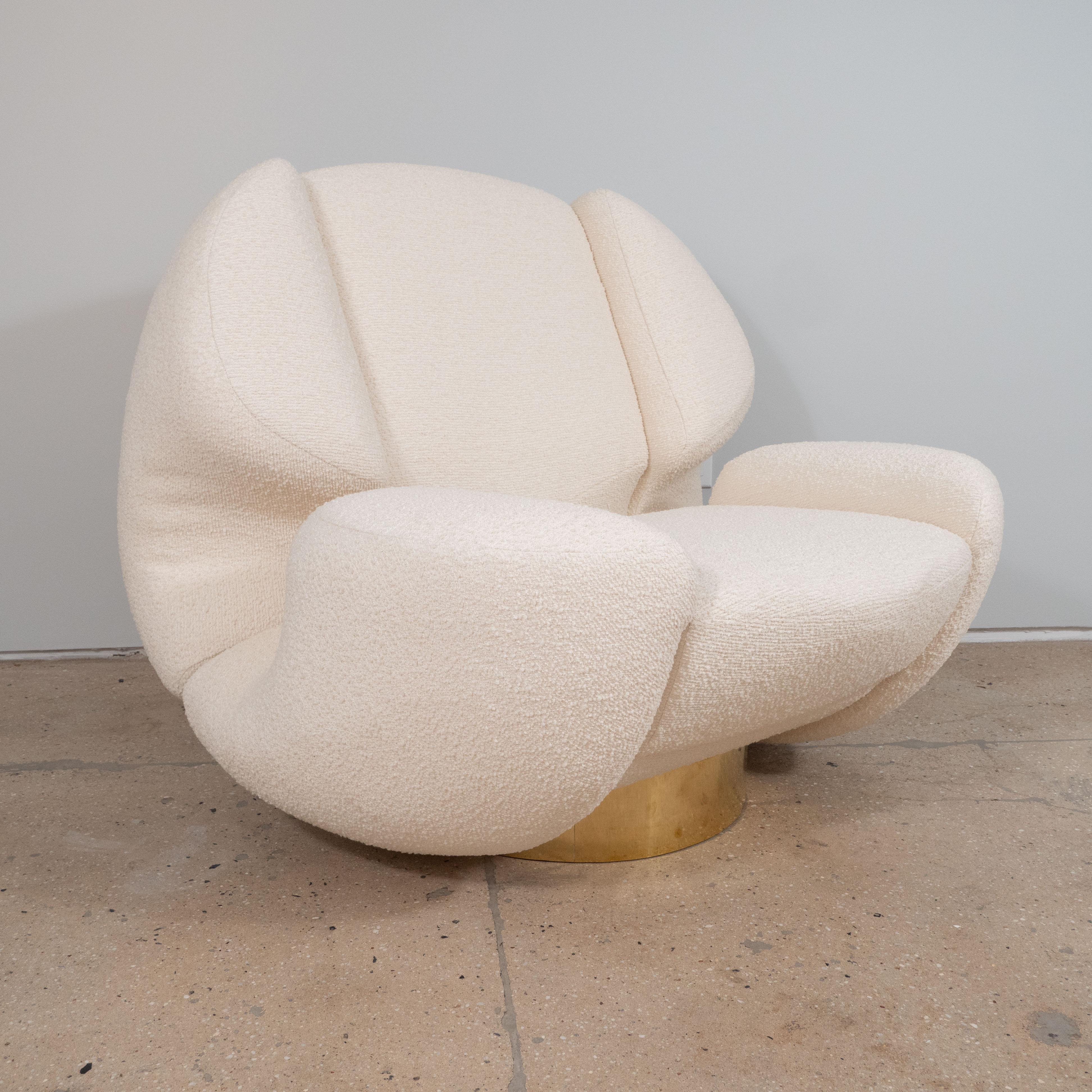 Pair of Custom Sculptural Lounge Chairs in Ivory Boucle and Brass Base, Italy In New Condition In New York, NY
