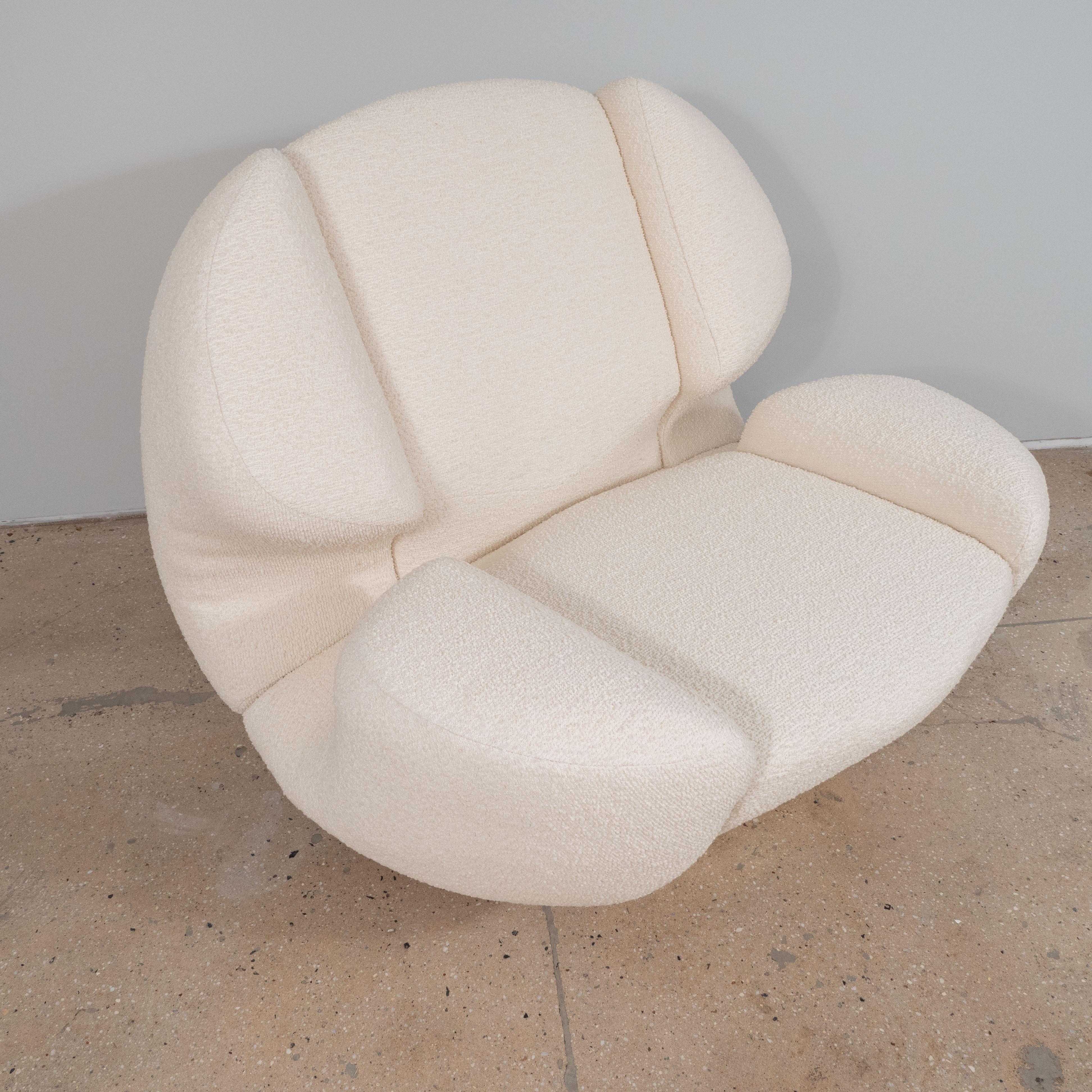 Contemporary Pair of Custom Sculptural Lounge Chairs in Ivory Boucle and Brass Base, Italy