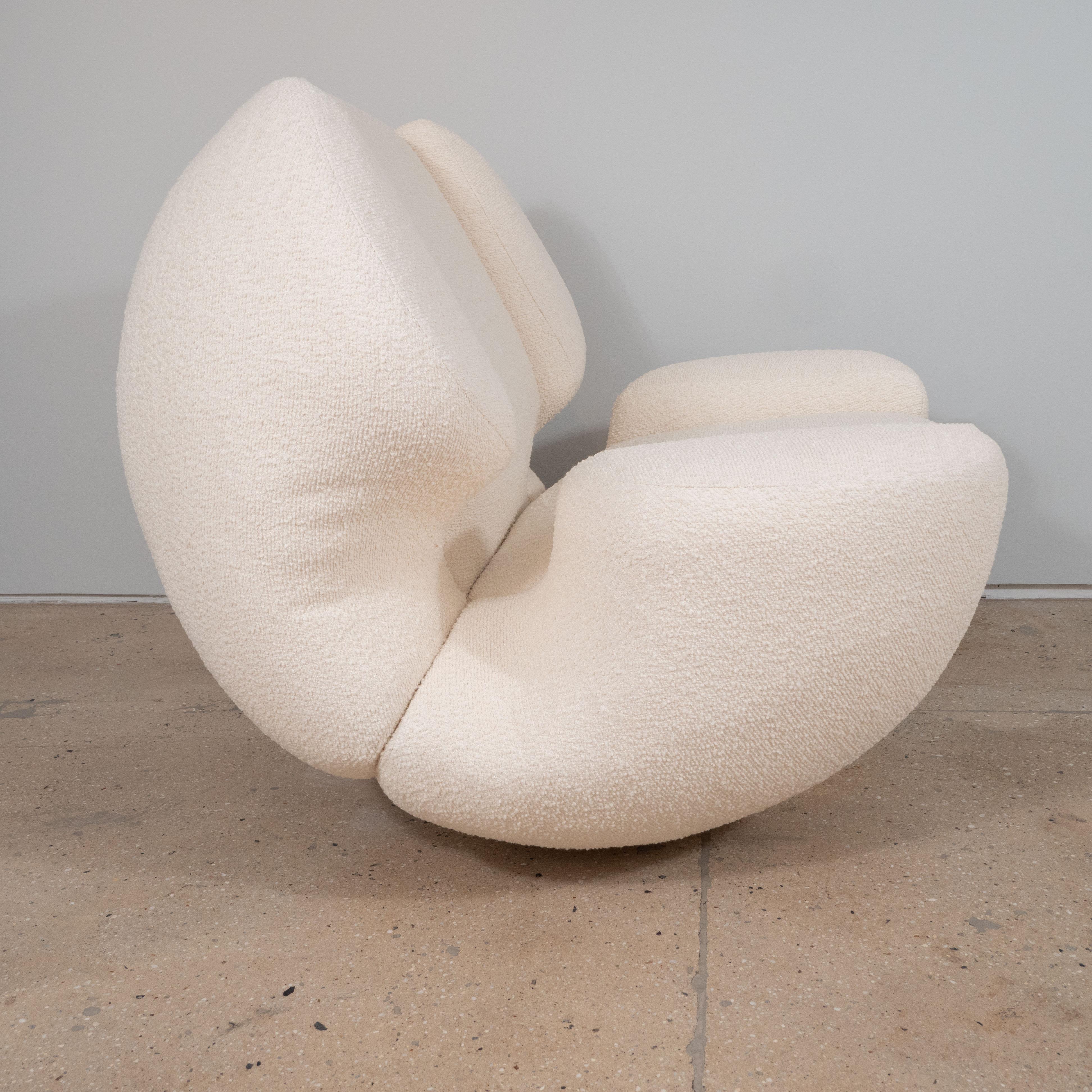 Bouclé Pair of Custom Sculptural Lounge Chairs in Ivory Boucle and Brass Base, Italy