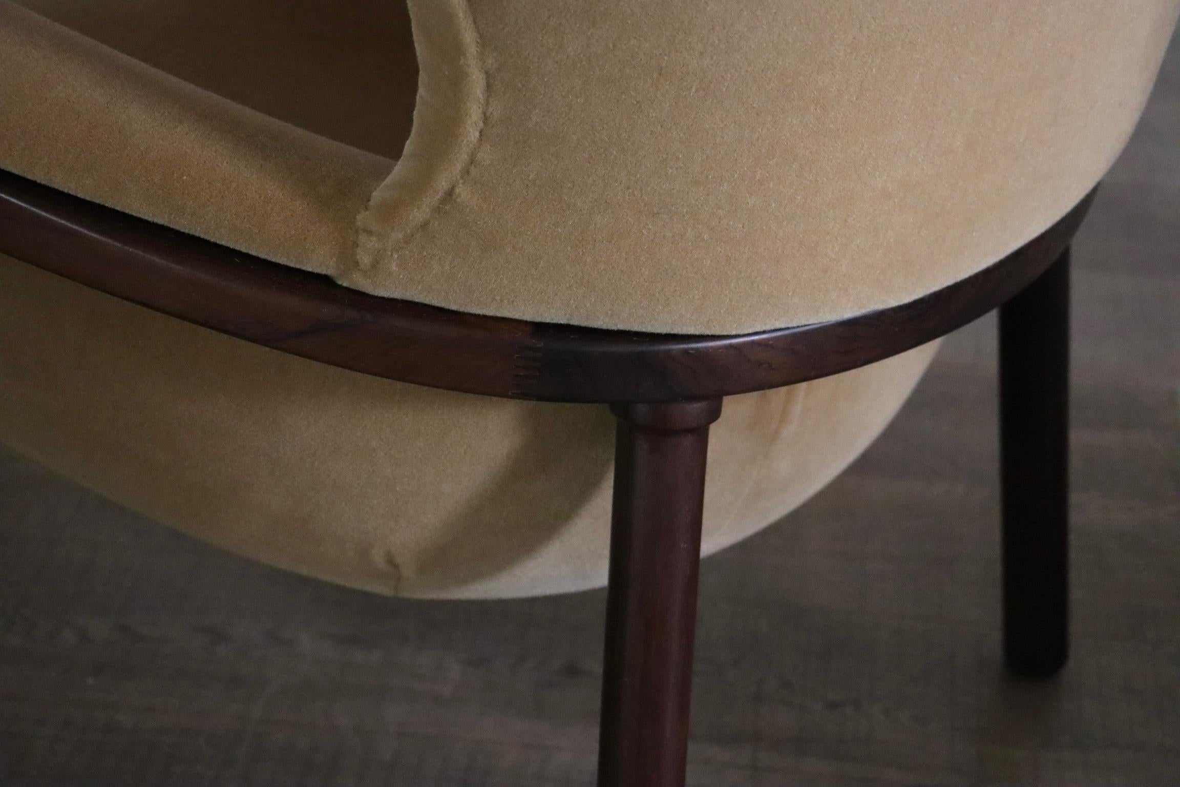 Paar skulpturale Loungesessel aus Mohair und Rosenholz, Italien 1950er Jahre im Angebot 2