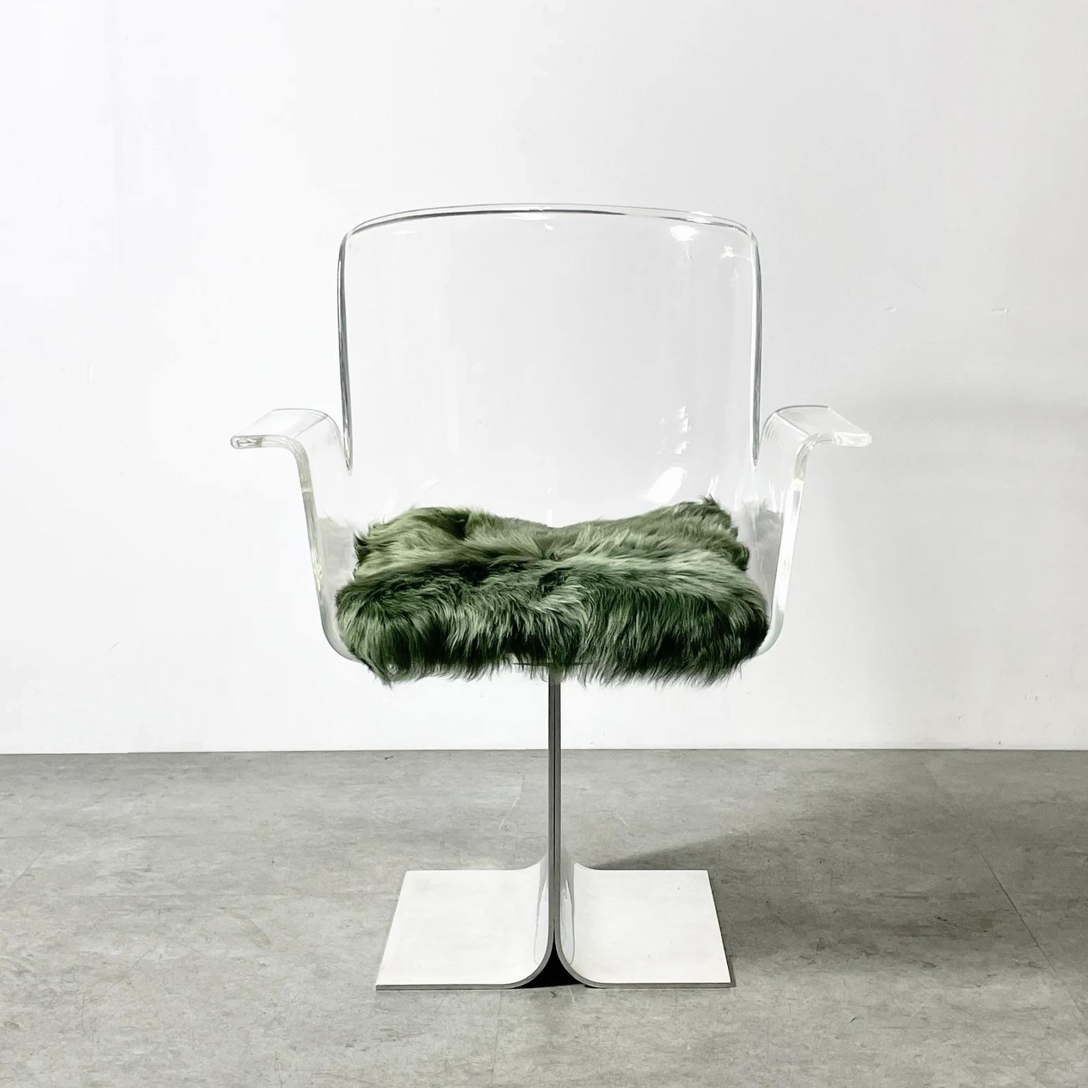 Mid-Century moderno Coppia di sedie girevoli scultoree in lucite e alluminio di Pace Collectional 1970's in vendita