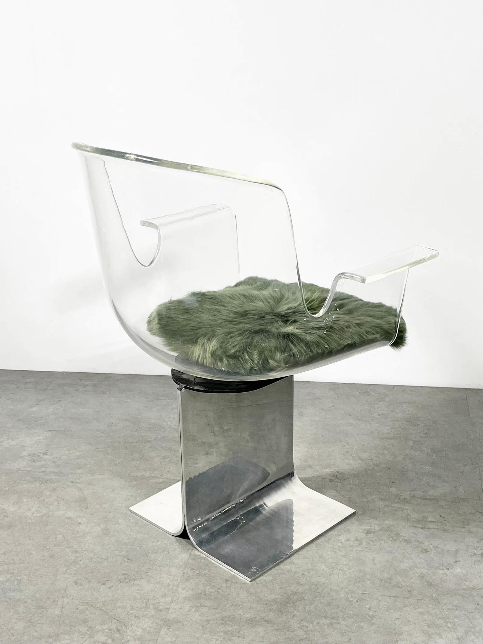 Alluminio Coppia di sedie girevoli scultoree in lucite e alluminio di Pace Collectional 1970's in vendita