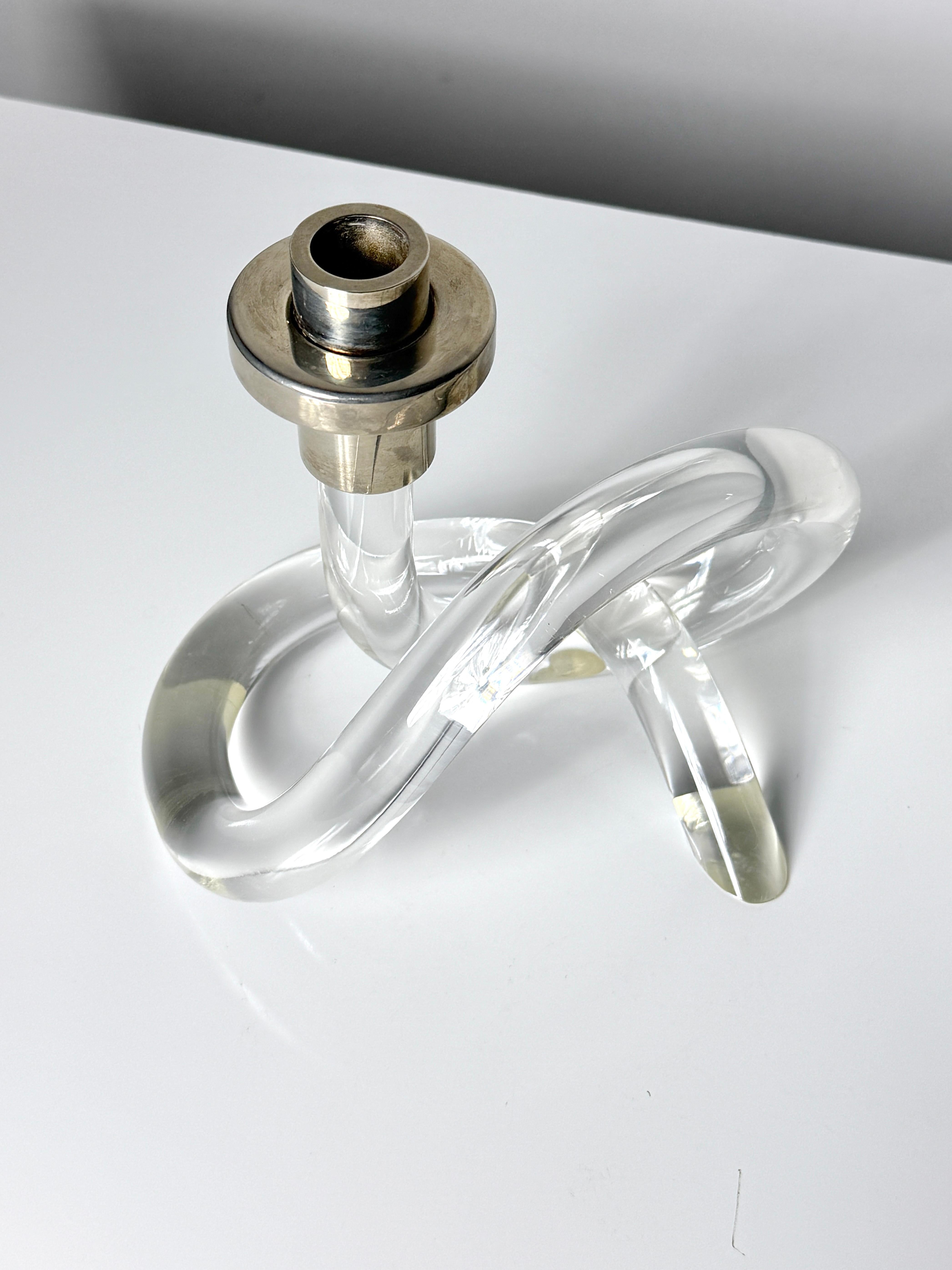 Coppia di portacandele scultorei disegnati da Elaine Bscheider per Dorothy Thorpe, circa anni '70.

Design moderno con basi in lucite formate da nodi intrecciati e sormontate da supporti in metallo argentato.

Larghezza 8 pollici
Profondità di 6