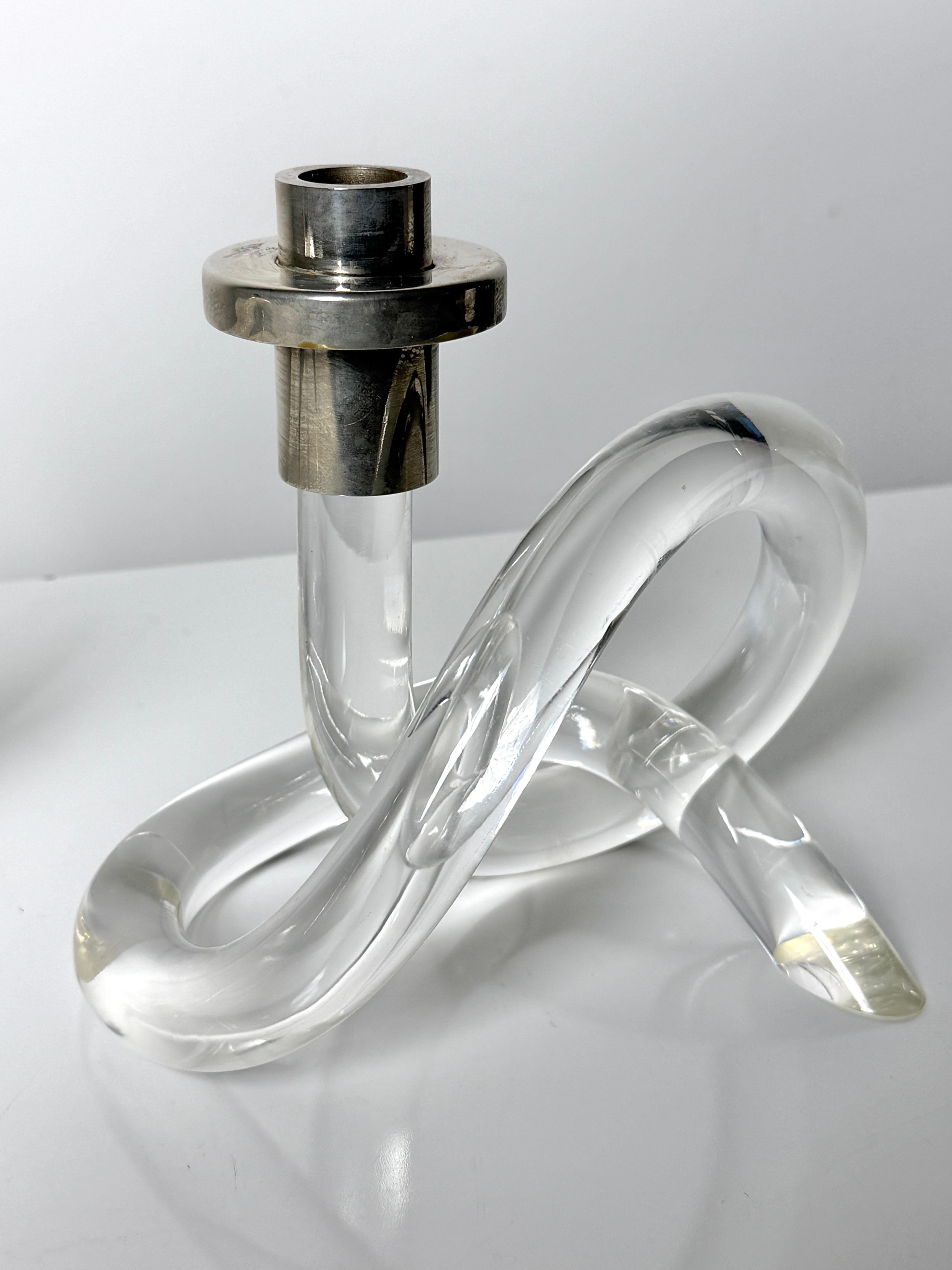 Mid-Century moderno Coppia di portacandele scultorei in lucite di Dorothy Thorpe degli anni '70 in vendita