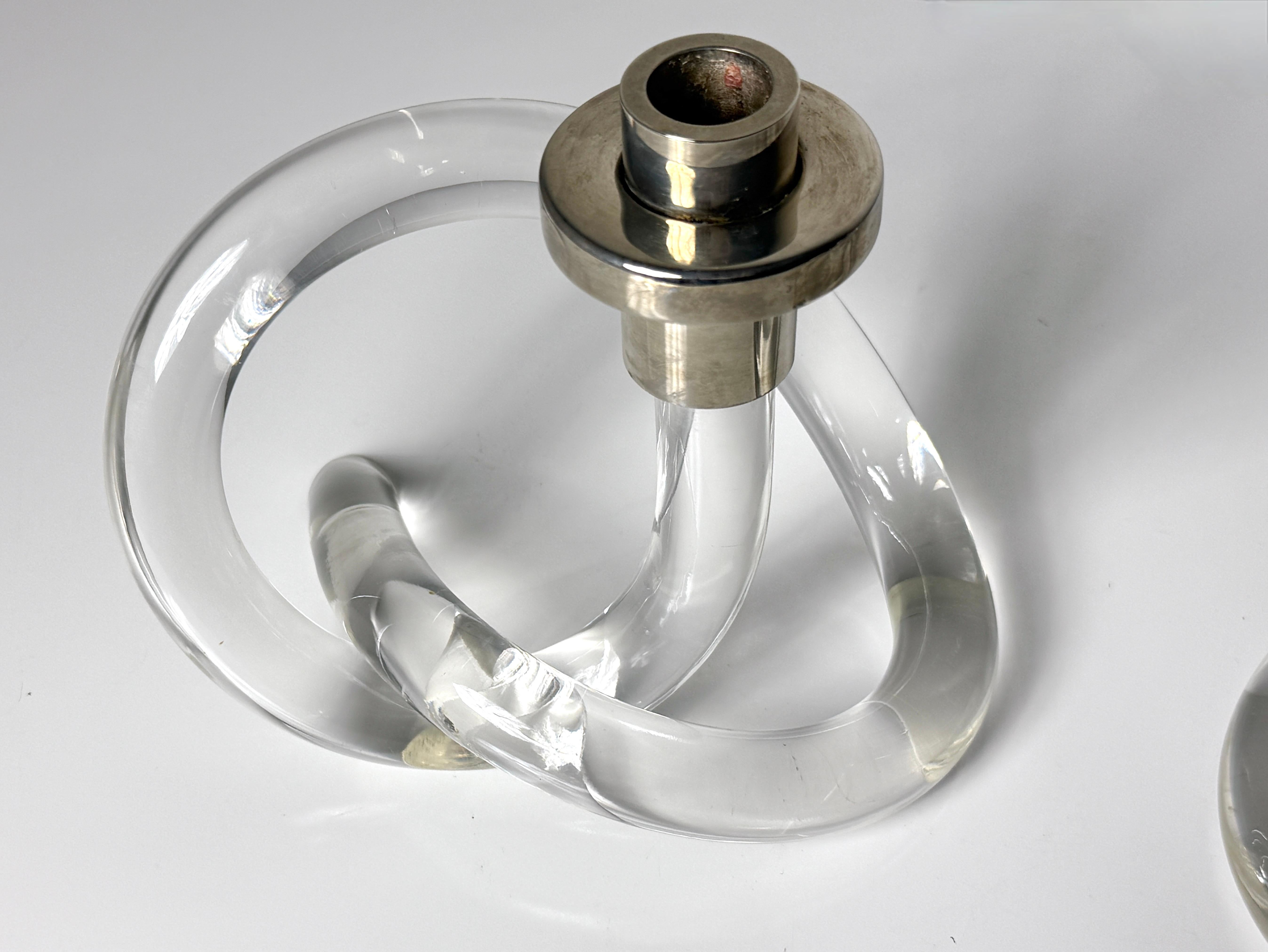 Fine XX secolo Coppia di portacandele scultorei in lucite di Dorothy Thorpe degli anni '70 in vendita