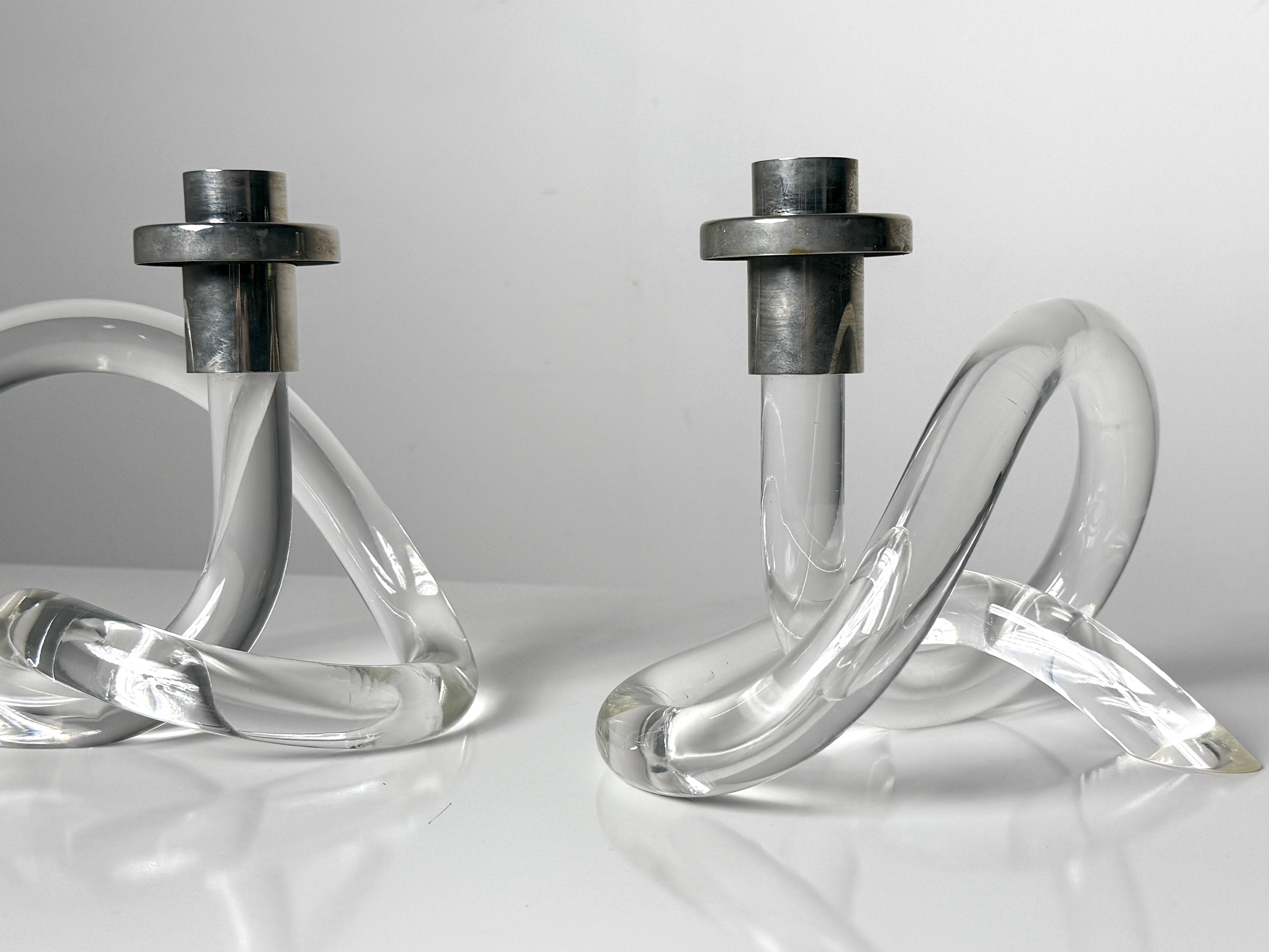 Lucite Coppia di portacandele scultorei in lucite di Dorothy Thorpe degli anni '70 in vendita