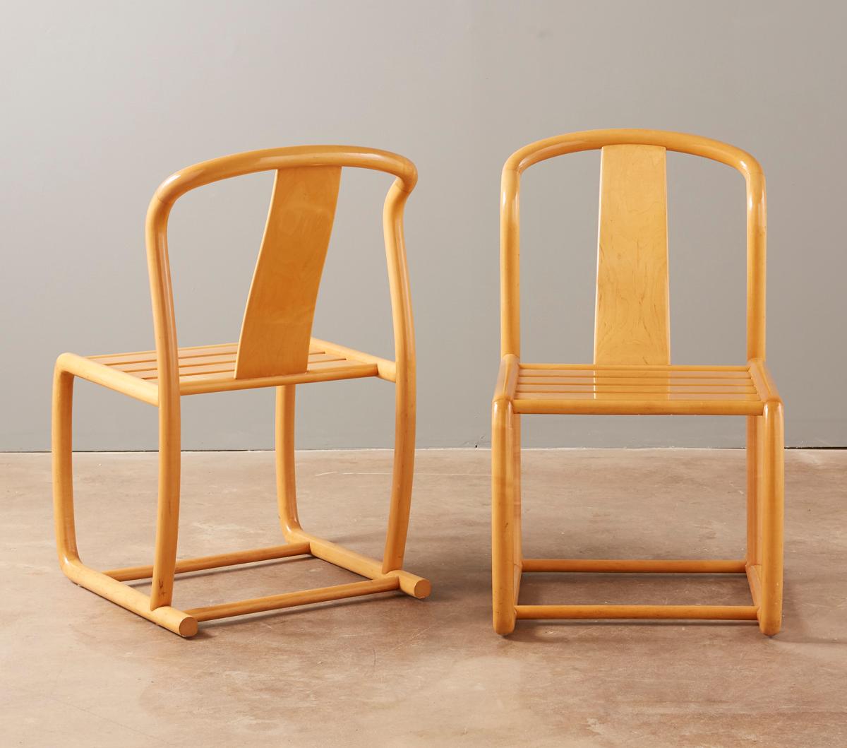 Paire de chaises en érable de Tecno Sedia. Finition en polyéthylène haute brillance. L'état est bon avec une usure mineure sous forme d'éraflures correspondant à l'âge. Cadres très robustes. 


