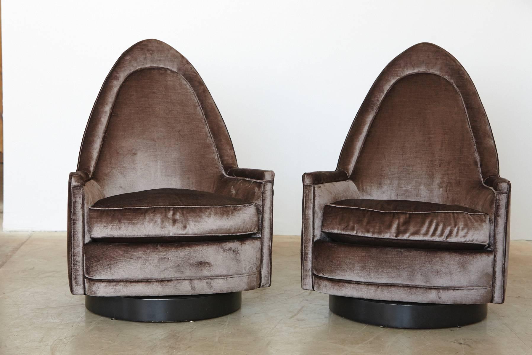 Fantastique paire de chaises pivotantes cathédrales sculpturales en velours gris sur une base en noyer noir, conçues par Selig.
Les chaises ont un pivot à mémoire, les chaises reviennent automatiquement dans une position centrée après s'être levées.