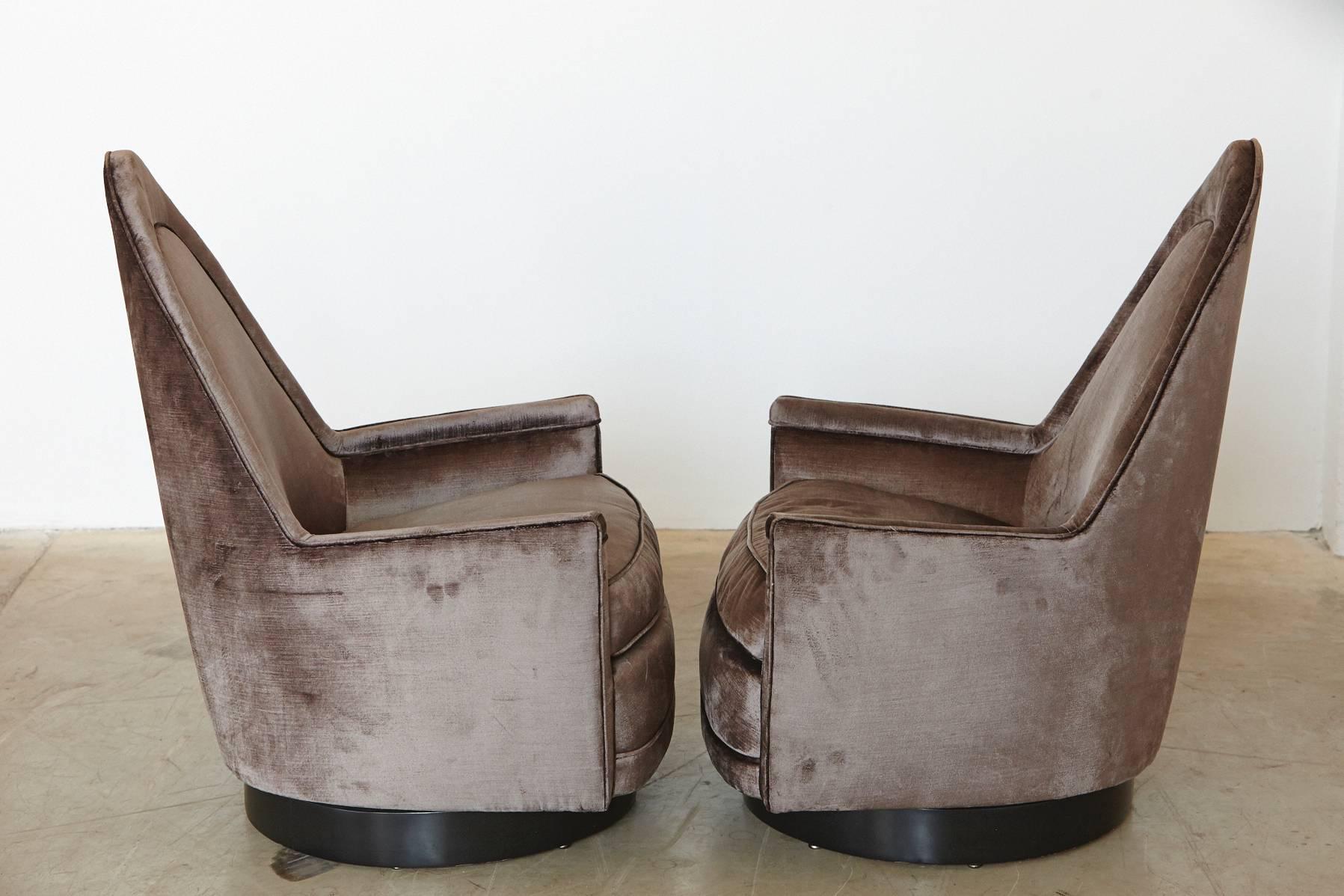Américain Paire de chaises pivotantes sculpturales de cathédrale mémoire en velours gris par Selig en vente