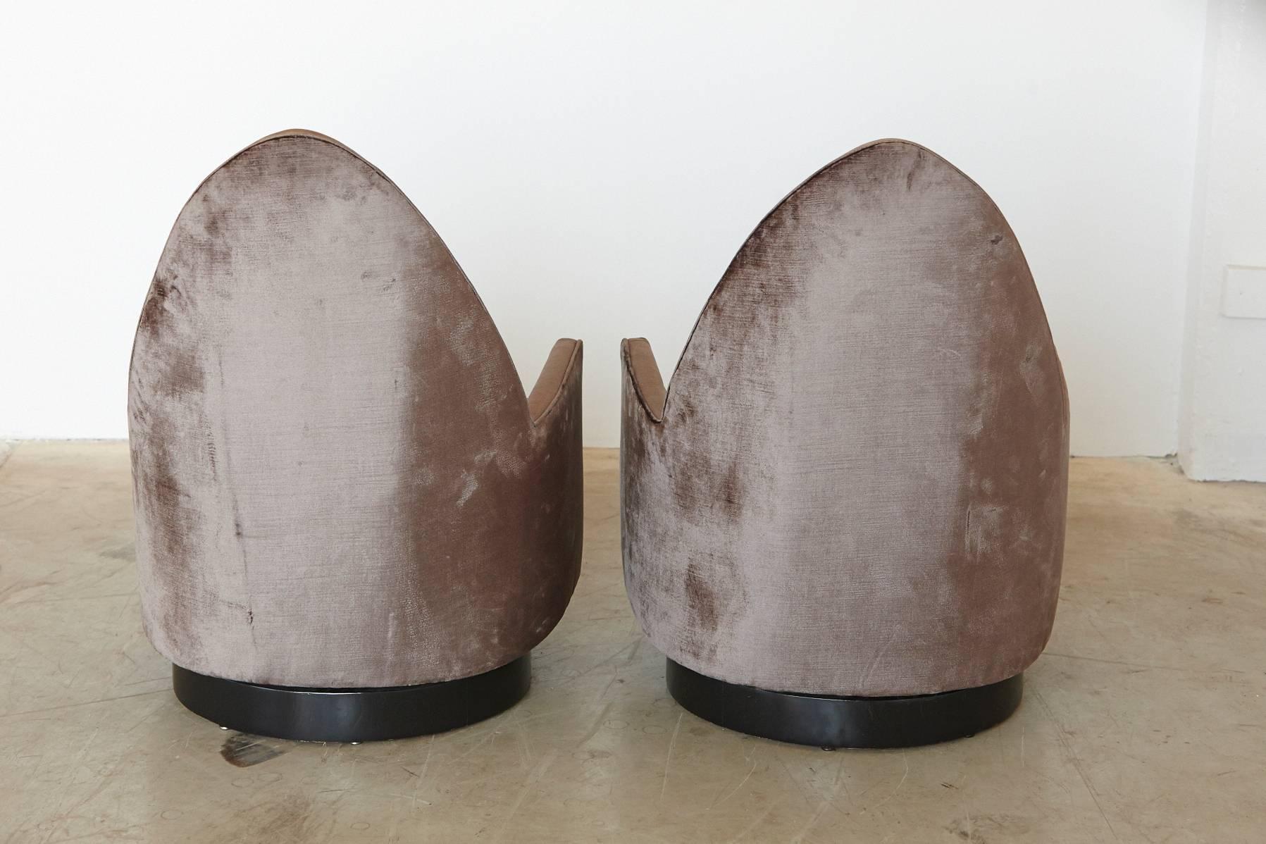 Pair of Sculptural Memory Cathedral Swivel Chairs in Grey Velvet by Selig In Good Condition For Sale In Aramits, Nouvelle-Aquitaine
