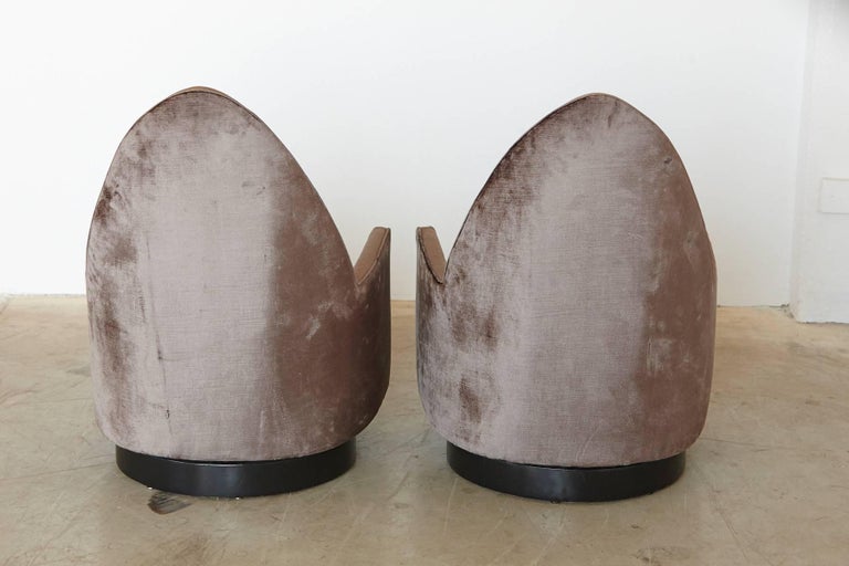 Pair of Sculptural Memory Cathedral Swivel Chairs in Grey Velvet by Selig In Good Condition For Sale In PAU, FR